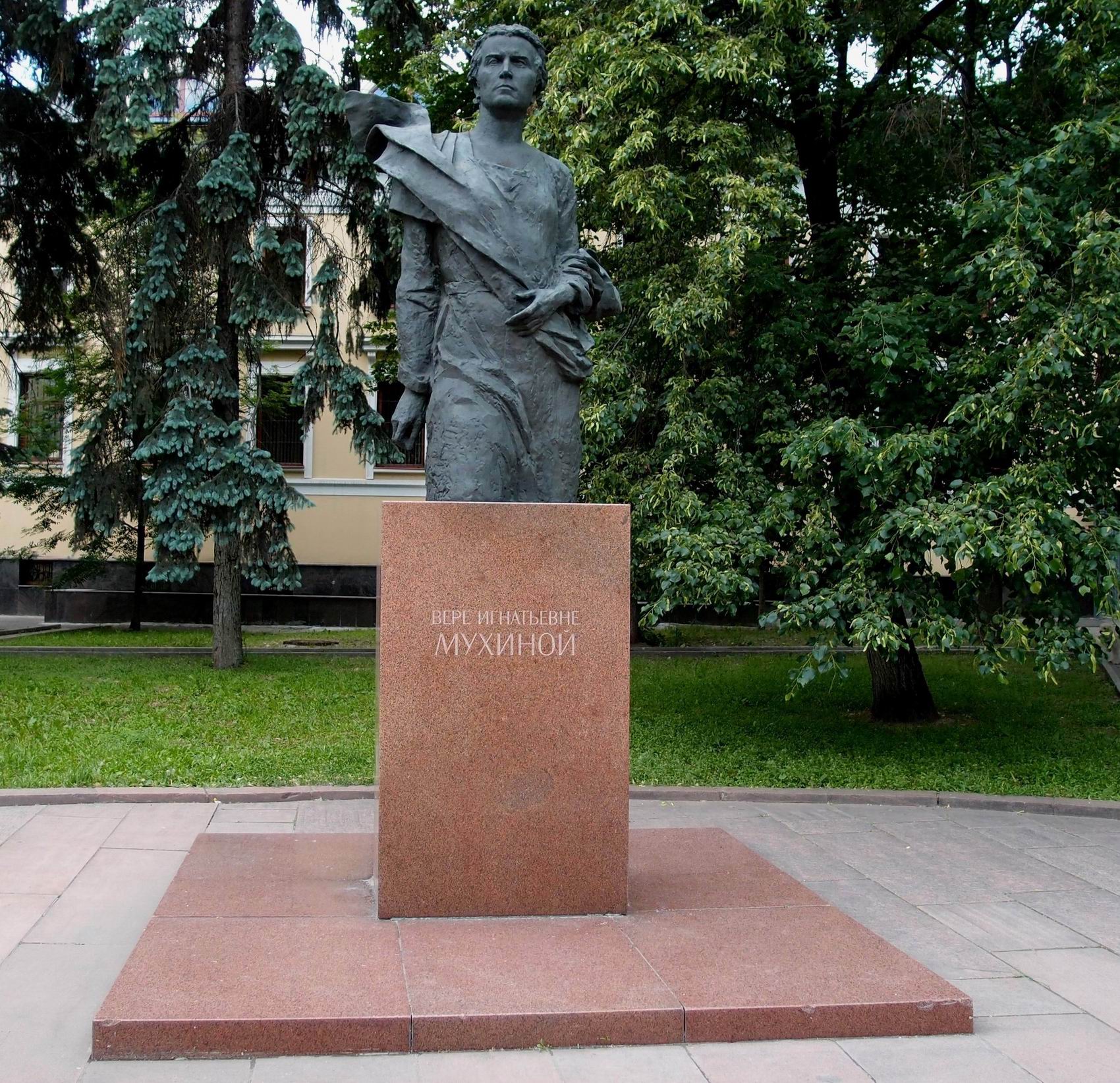 Памятник Мухиной В.И. (1889–1953), ск. М.К.Аникушин, арх. С.П.Хаджибаронов, в Пречистенском переулке, открыт в 1989.