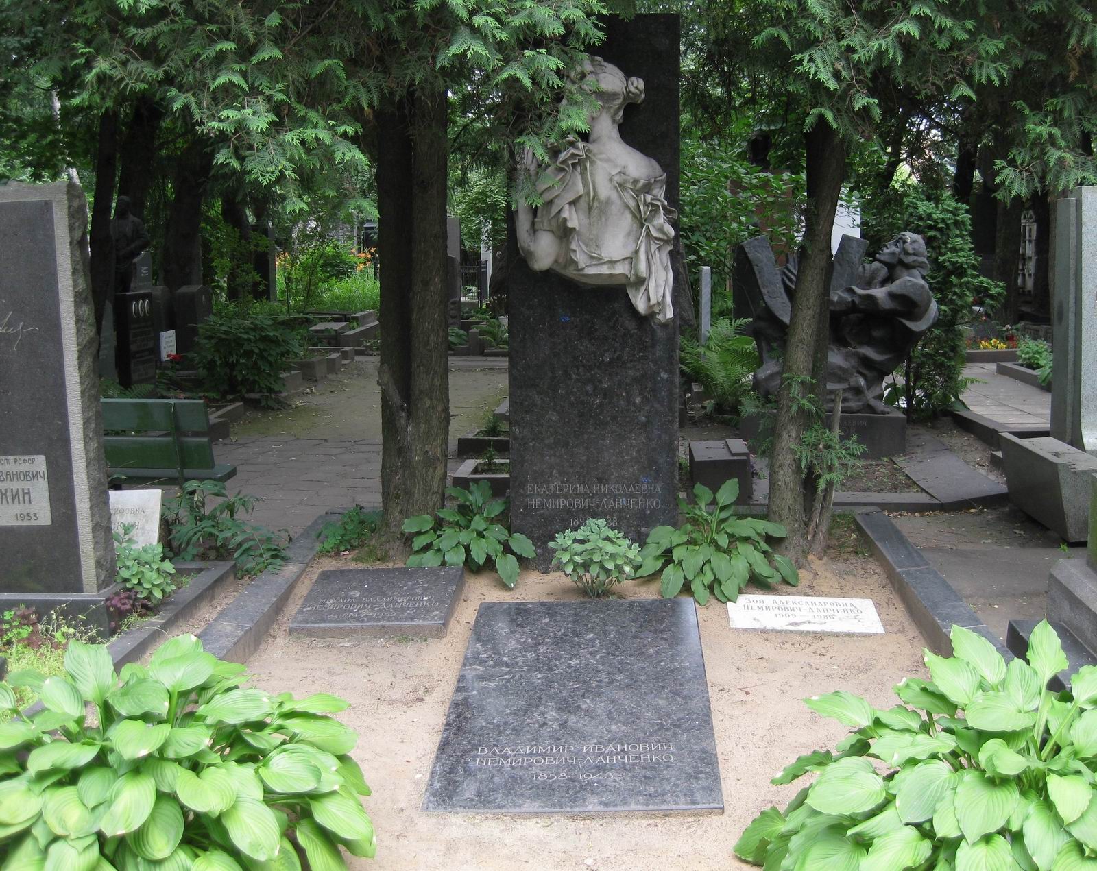 Памятник на могиле Немирович-Данченко Е.Н. (1858-1938), ск. И.Шадр (подлинник портрета в Третьяковской галерее), ск. В.Цигаль (копия портрета), на Новодевичьем кладбище (2-15-19).