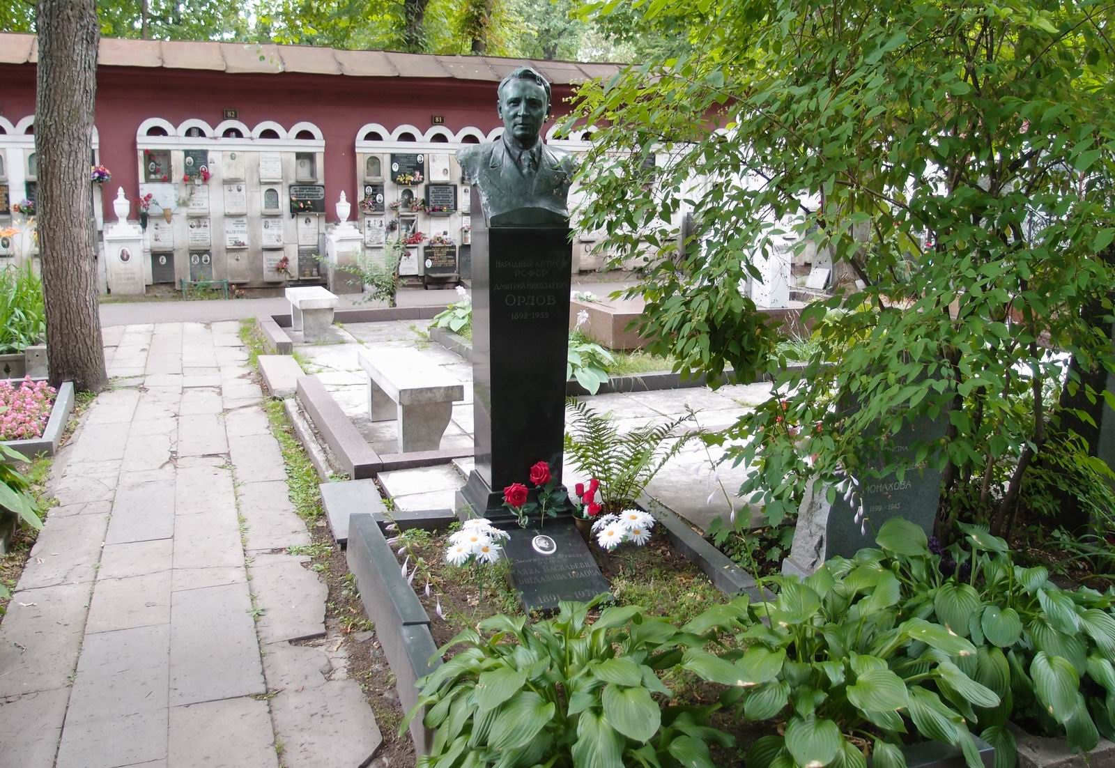 Памятник на могиле Орлова Д.Н. (1892-1955), на Новодевичьем кладбище (2-17а-11). Нажмите левую кнопку мыши чтобы увидеть фрагмент памятника.