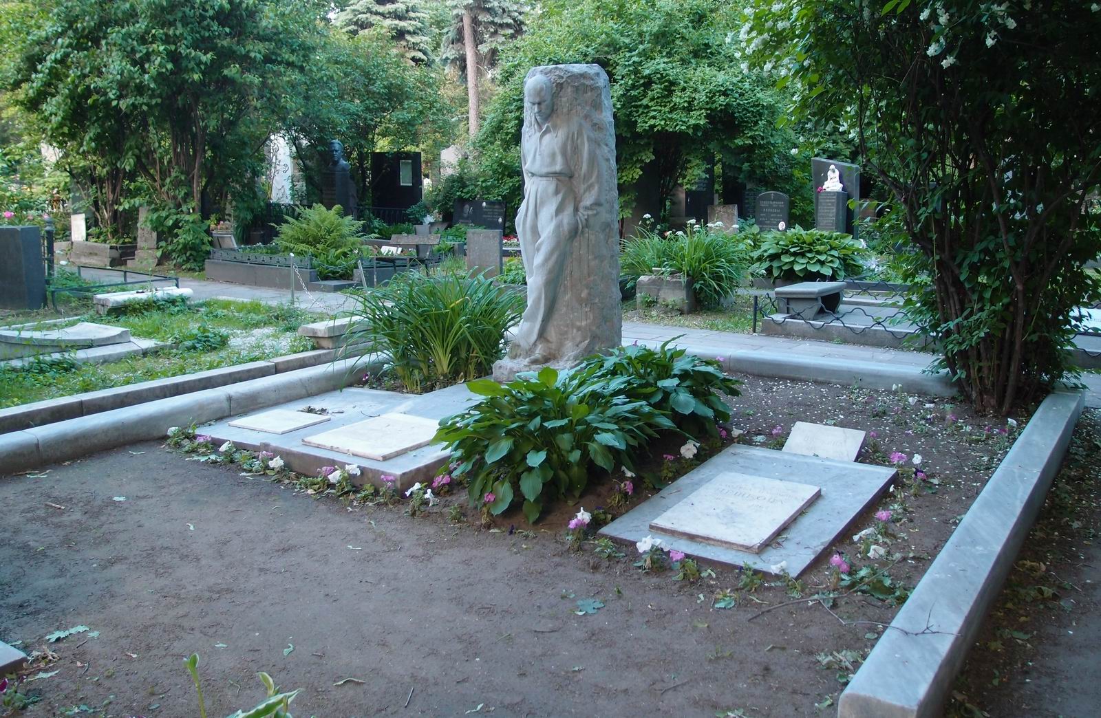 Памятник на могиле Пешкова М.А. (1897-1934), ск. В.Мухина, на Новодевичьем кладбище (2-22-6).