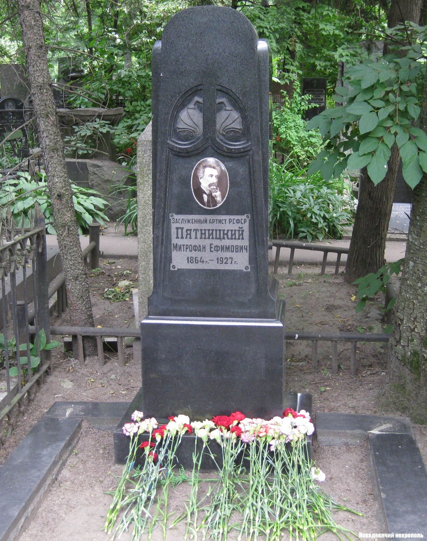Памятник на могиле Пятницкого М.Е. (1864–1927), на Новодевичьем кладбище (2–13–14).