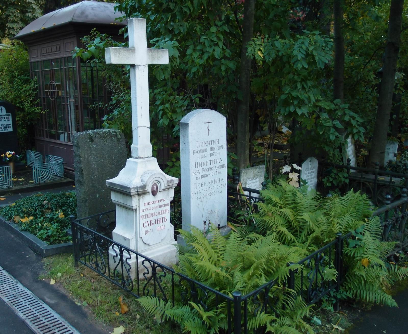 Памятник на могиле Саблина Р.П. (1851–1905), на Новодевичьем кладбище (2–7–1).