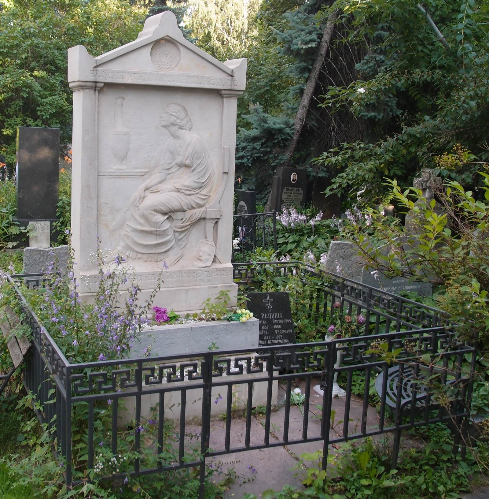 Памятник на могиле Савицкой-Бурджаловой М.Г. (1868–1911), ск. В.Попова, на Новодевичьем кладбище (2–11–1).