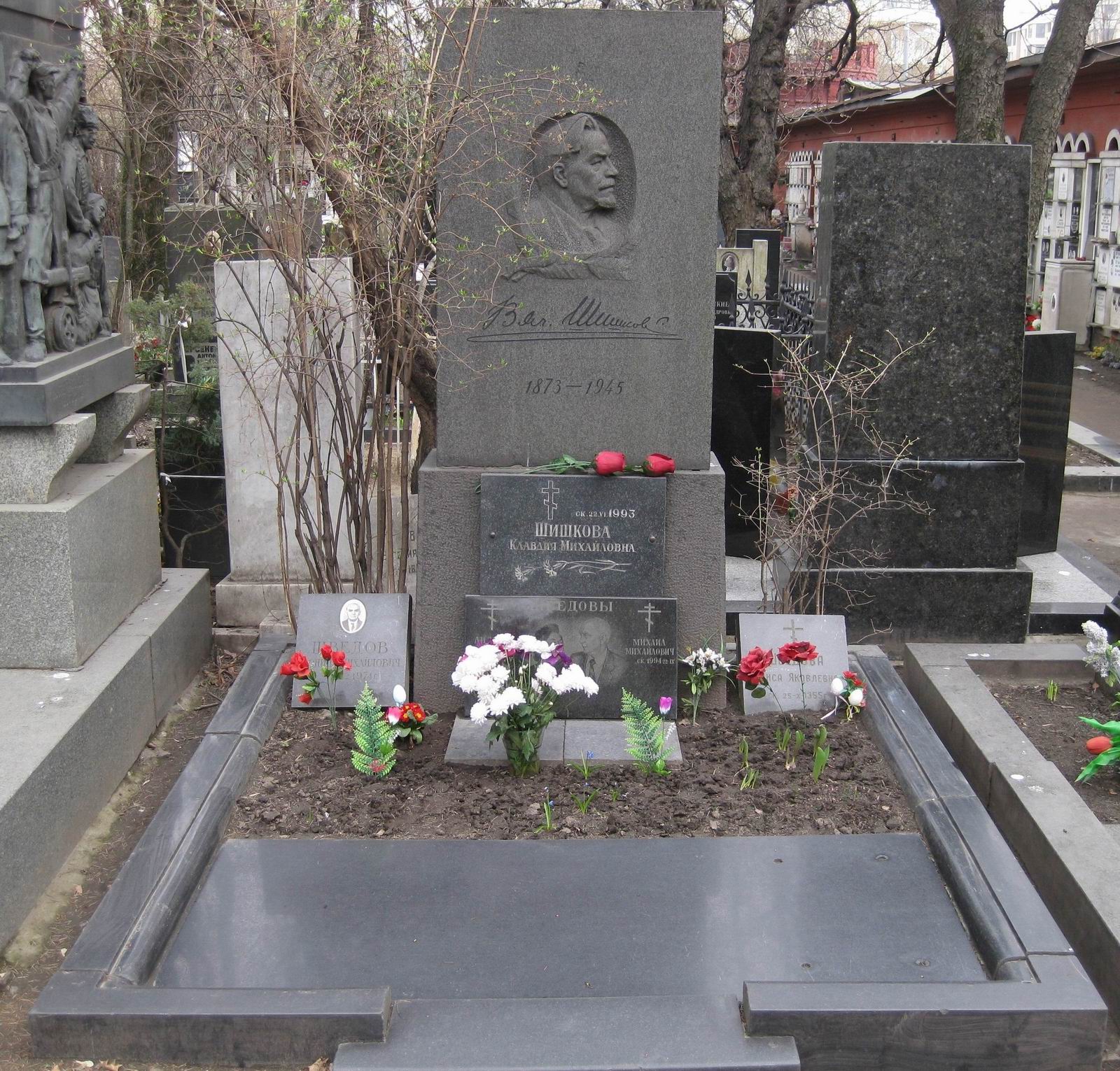 Памятник на могиле Шишкова В.Я. (1873-1945), ск. И.Рабинович, на Новодевичьем кладбище (2-30-20).