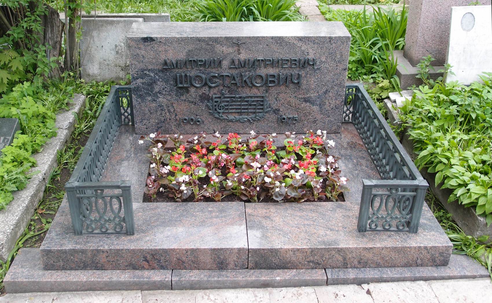 Памятник на могиле Шостаковича Д.Д. (1906–1975), арх. А.Заварзин, на Новодевичьем кладбище (2–39–7).