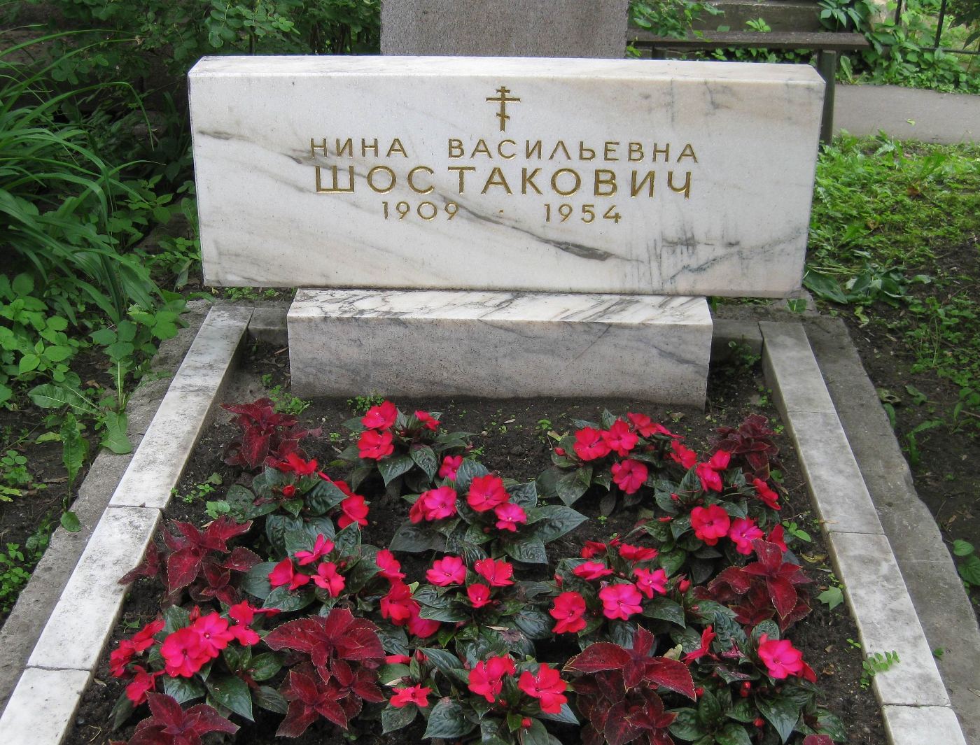 Памятник на могиле Шостакович Н.В. (1909-1954), на Новодевичьем кладбище (2-39-4).