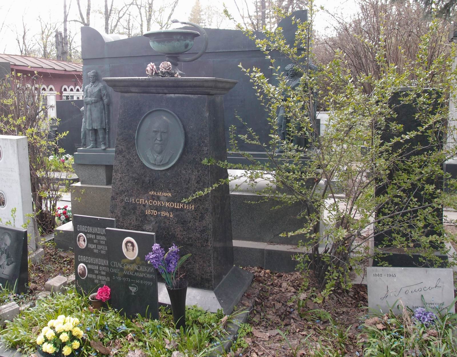 Памятник на могиле Спасокукоцкого С.И. (1870–1943), ск. Н.Гаврилов, арх. М.Барщ, на Новодевичьем кладбище (2–31–22).