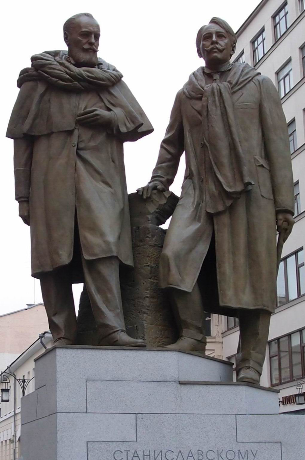 Памятник Станиславскому К.С. (1863-1938) и Немировичу-Данченко В.И. (1858-1943), автор А.Морозов, в Камергерском переулке, открыт 3.9.2014.