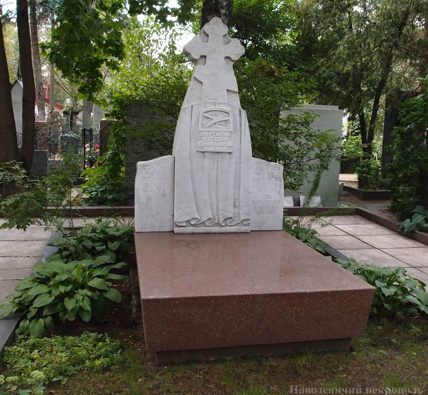 Памятник на могиле Станиславского К.С. (1863-1938), ск. С.Щербаков, арх. А.Душкин, на Новодевичьем кладбище (2-17а-12). Нажмите левую кнопку мыши, чтобы увидеть фрагменты памятника крупно.