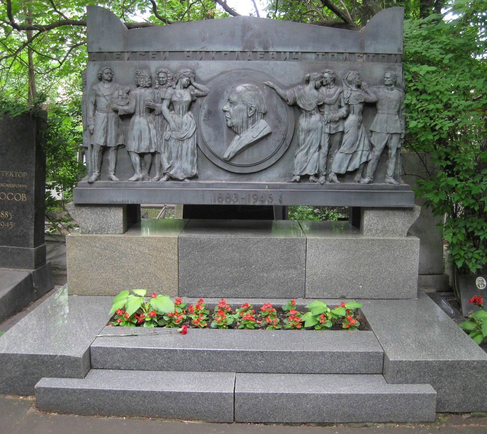 Памятник на могиле Толстого А.Н. (1883-1945), ск. Г.Мотовилов, арх. Л.Поляков, на Новодевичьем кладбище (2-30-19).