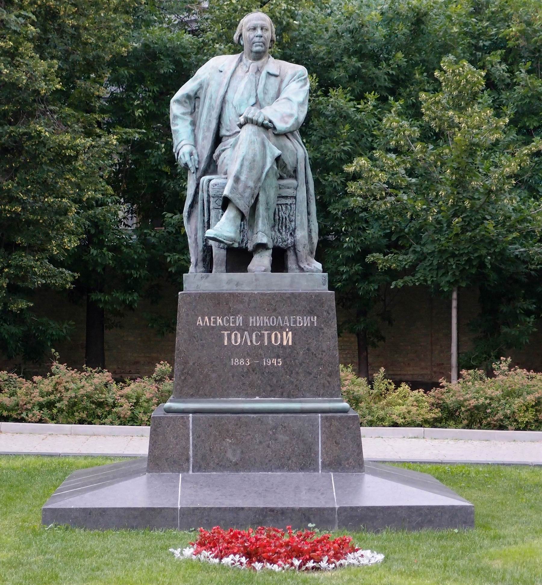 Памятник Толстому А.Н. (1883-1945), ск. Г.И.Мотовилов, арх. Л.М.Поляков, между Большой и Малой Никитскими улицами, открыт 3.7.1957.