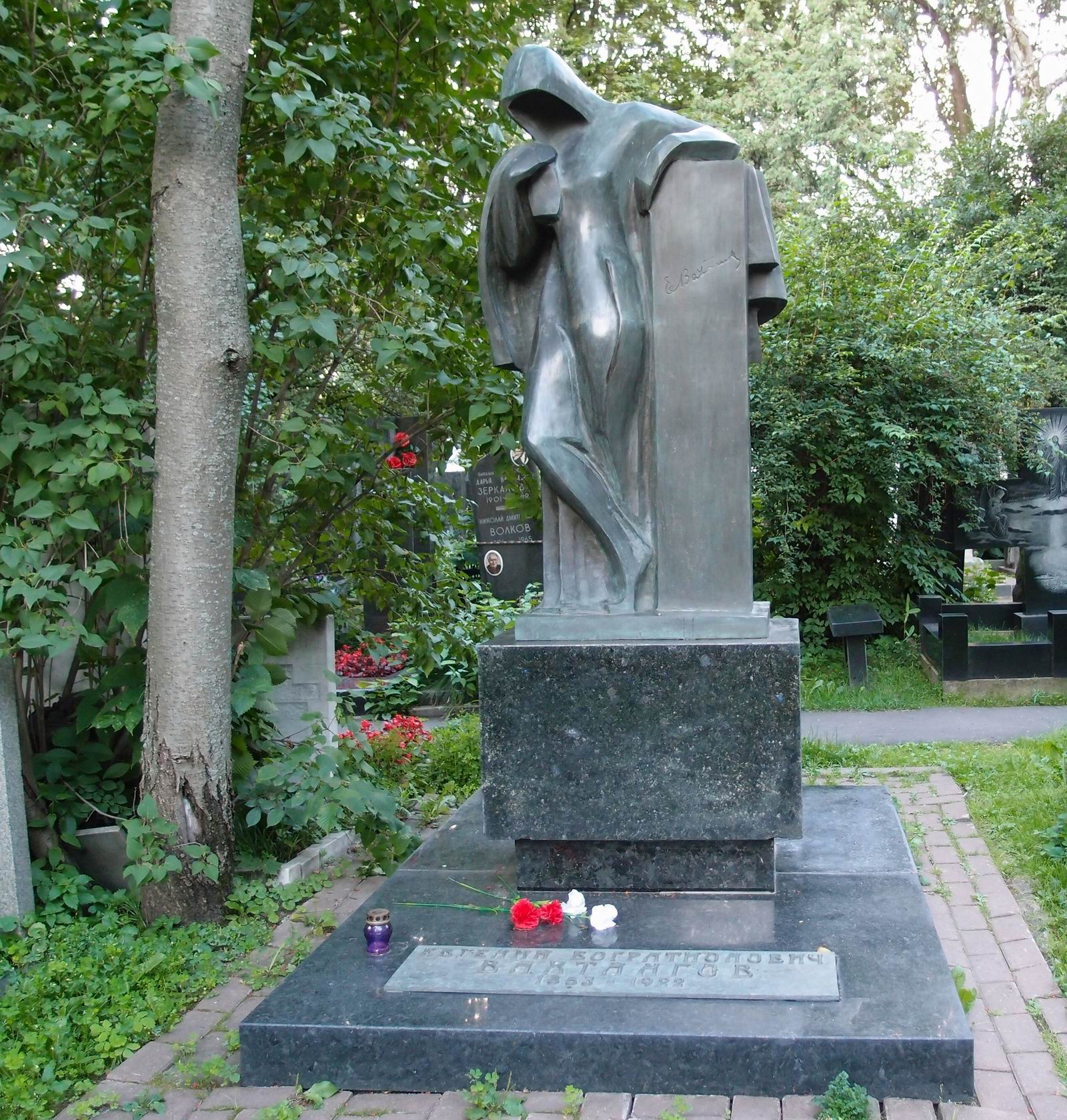 Памятник на могиле Вахтангова Е.Б. (1883–1922), ск. О.Комов, арх. Н.Комова, на Новодевичьем кладбище (2–11–22).