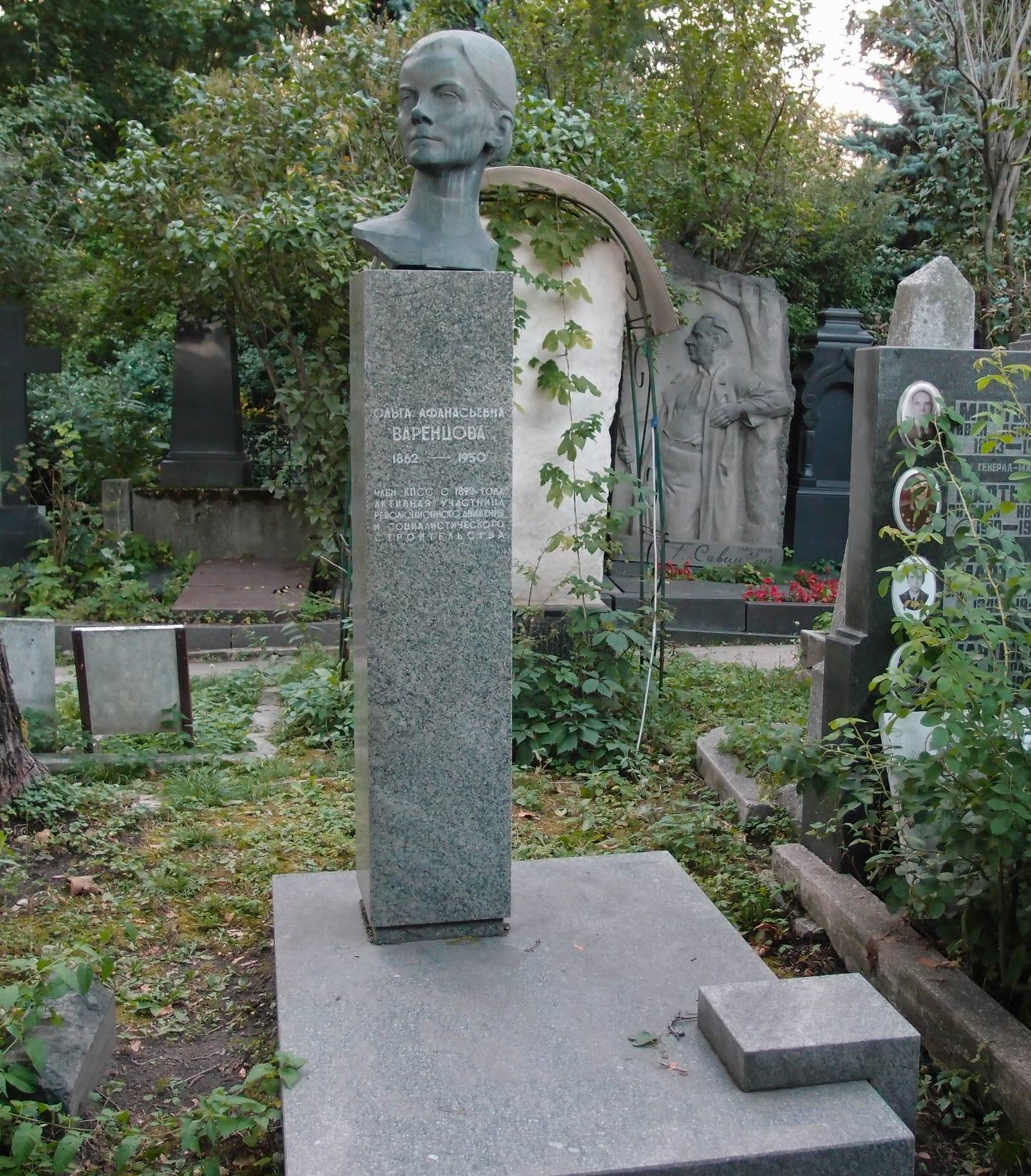 Памятник на могиле Варенцовой О.А. (1862-1950), на Новодевичьем кладбище (2-41-9). Нажмите левую кнопку мыши чтобы увидеть фрагмент памятника.