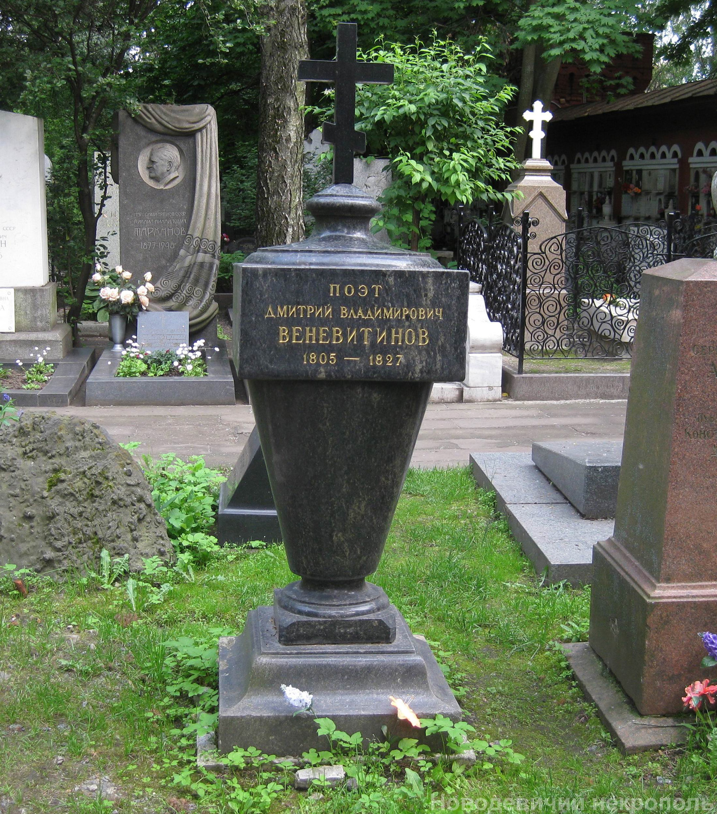 Памятник на могиле Веневитинова Д.В. (1805-1827), на Новодевичьем кладбище (2-13-22).