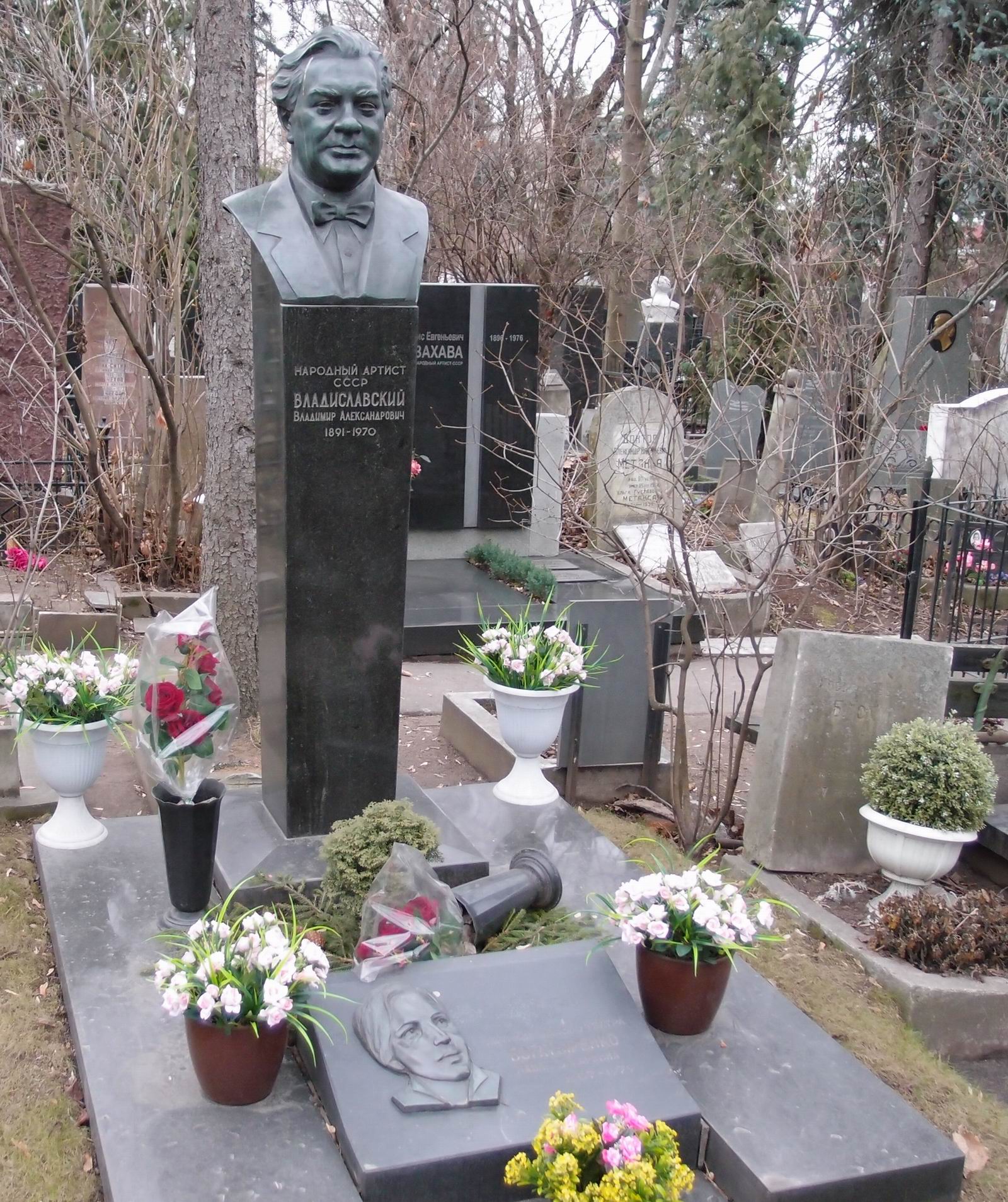 Памятник на могиле Владиславского В.А. (1891–1970), ск. В.Никифоров, арх. Э.Климов, на Новодевичьем кладбище (2–7–5).