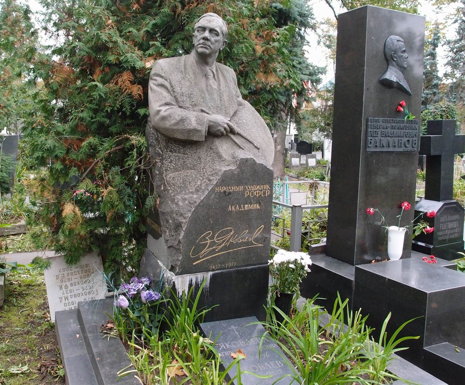 Памятник на могиле Яковлева В.Н. (1893-1953), ск. Н.Томский, арх. Д.Чечулин, К.Яковлев, на Новодевичьем кладбище (2-31-3).
