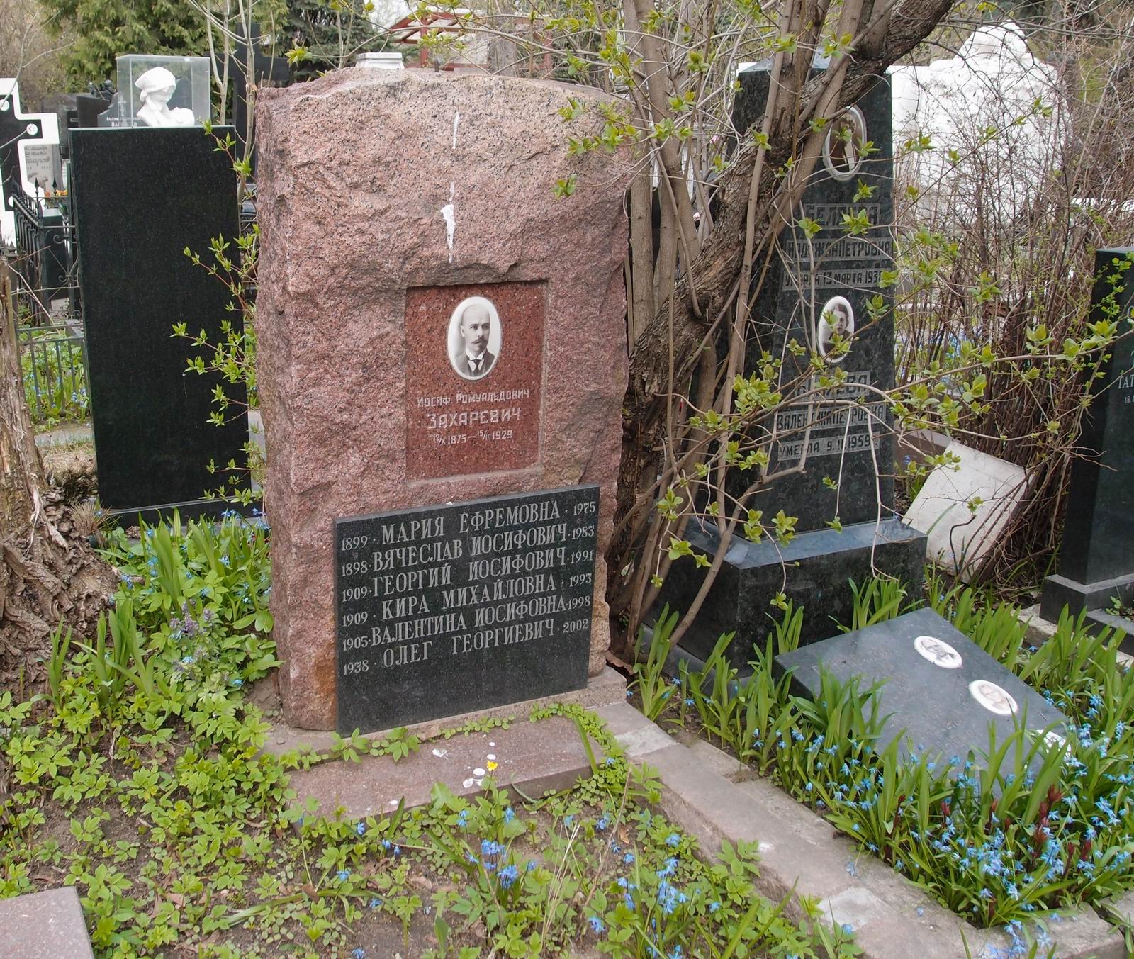 Памятник на могиле Захаревича И.Р. (1875-1929), по проекту Г.Захаревича, на Новодевичьем кладбище (2-20-7).