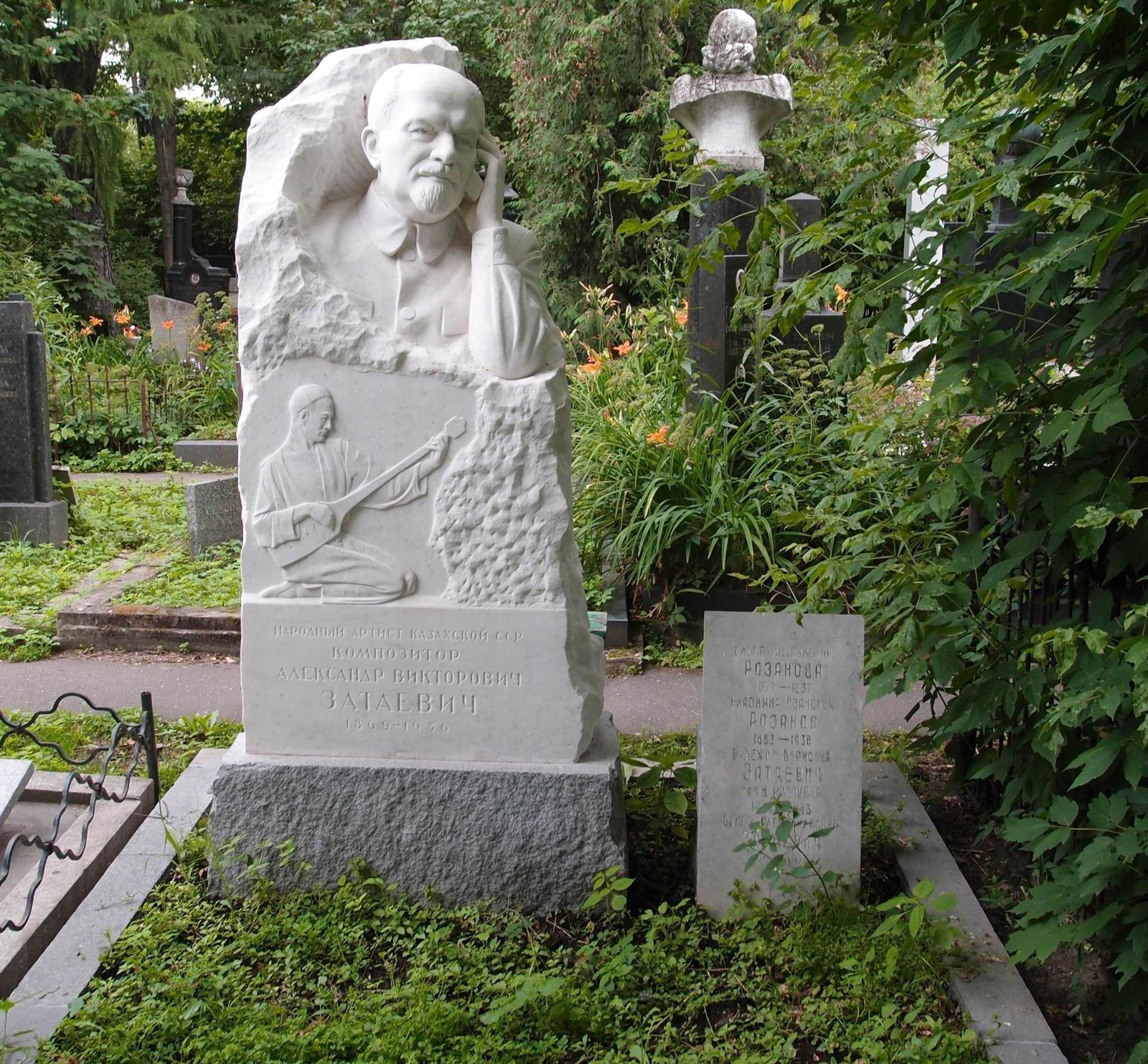 Памятник на могиле Затаевича А.В. (1869–1936), ск. Е.Янсон-Манизер, на Новодевичьем кладбище (2–23–15). Нажмите левую кнопку мыши чтобы увидеть фрагмент памятника.