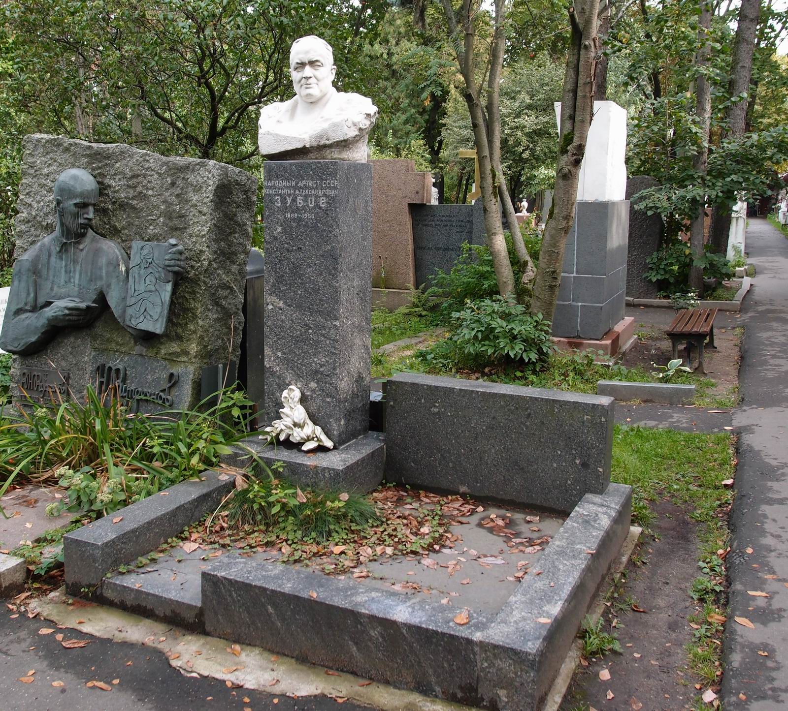 Памятник на могиле Зубова К.А. (1888–1956), ск. З.Виленский, арх. М.Виленская, на Новодевичьем кладбище (2–7–28).