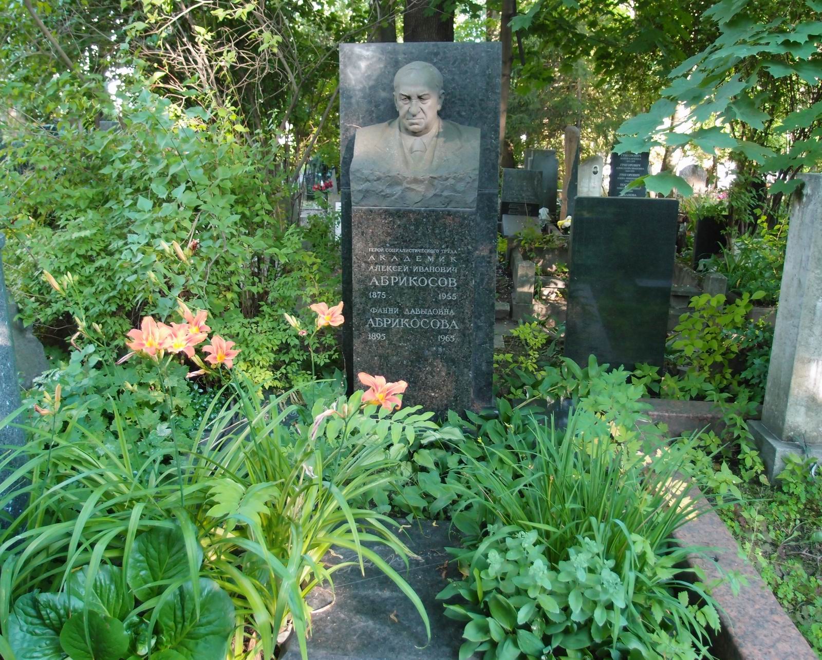Памятник на могиле Абрикосова А.И. (1875–1955), ск. А.Елецкий, на Новодевичьем кладбище (3–42–12).
