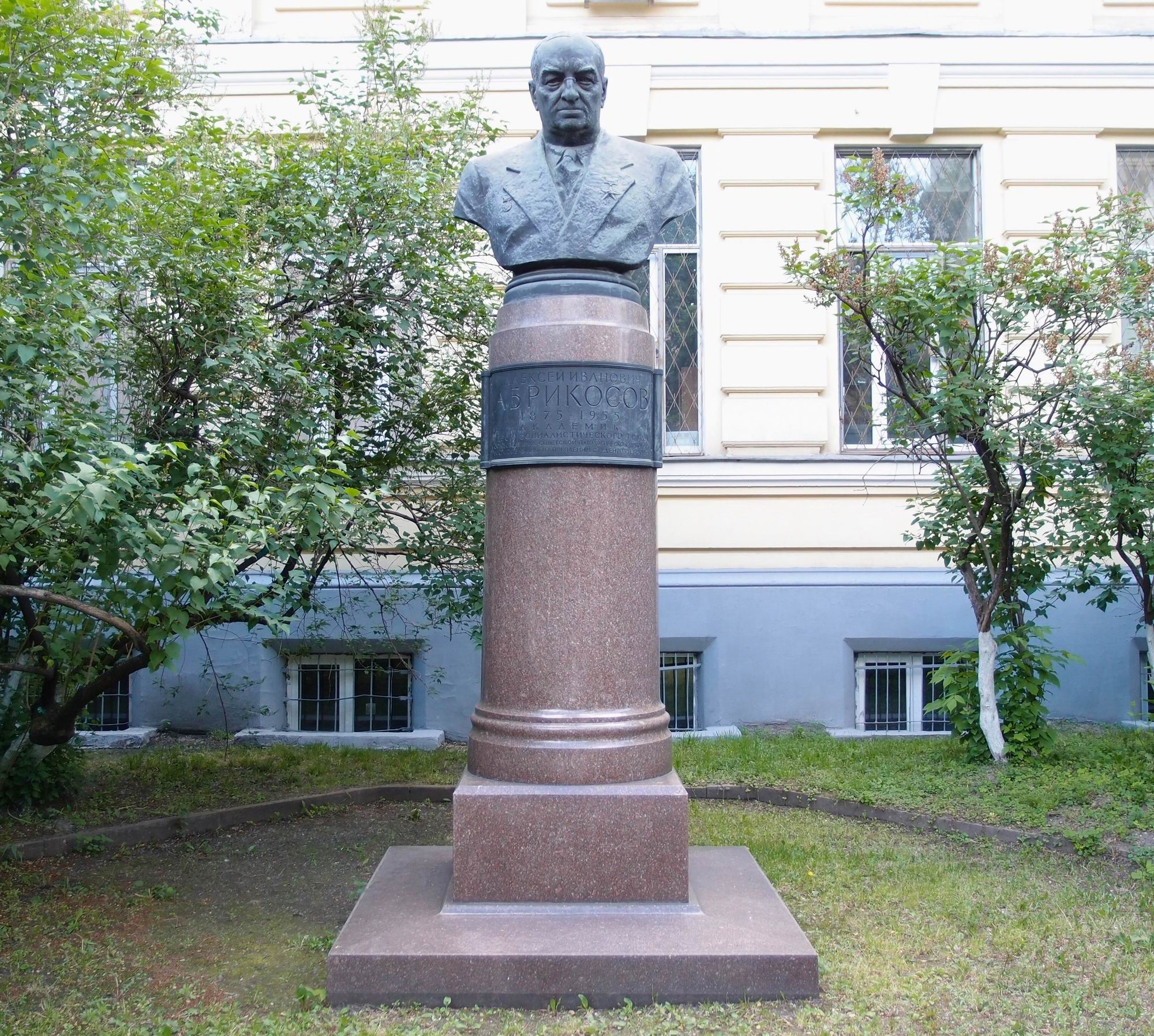 Памятник Абрикосову А.И. (1875-1955), ск. А.Г.Постол, арх. Г.Г.Лебедев, в Абрикосовском переулке, открыт в 1960.