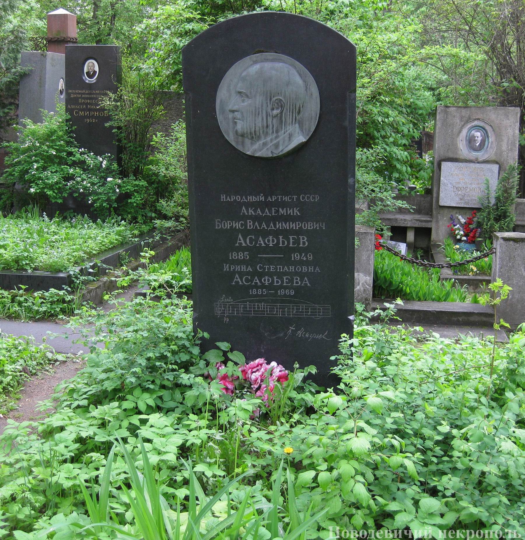 Памятник на могиле Асафьева Б.В. (1884–1949), ск. Г.Постников, на Новодевичьем кладбище (3–62–22).