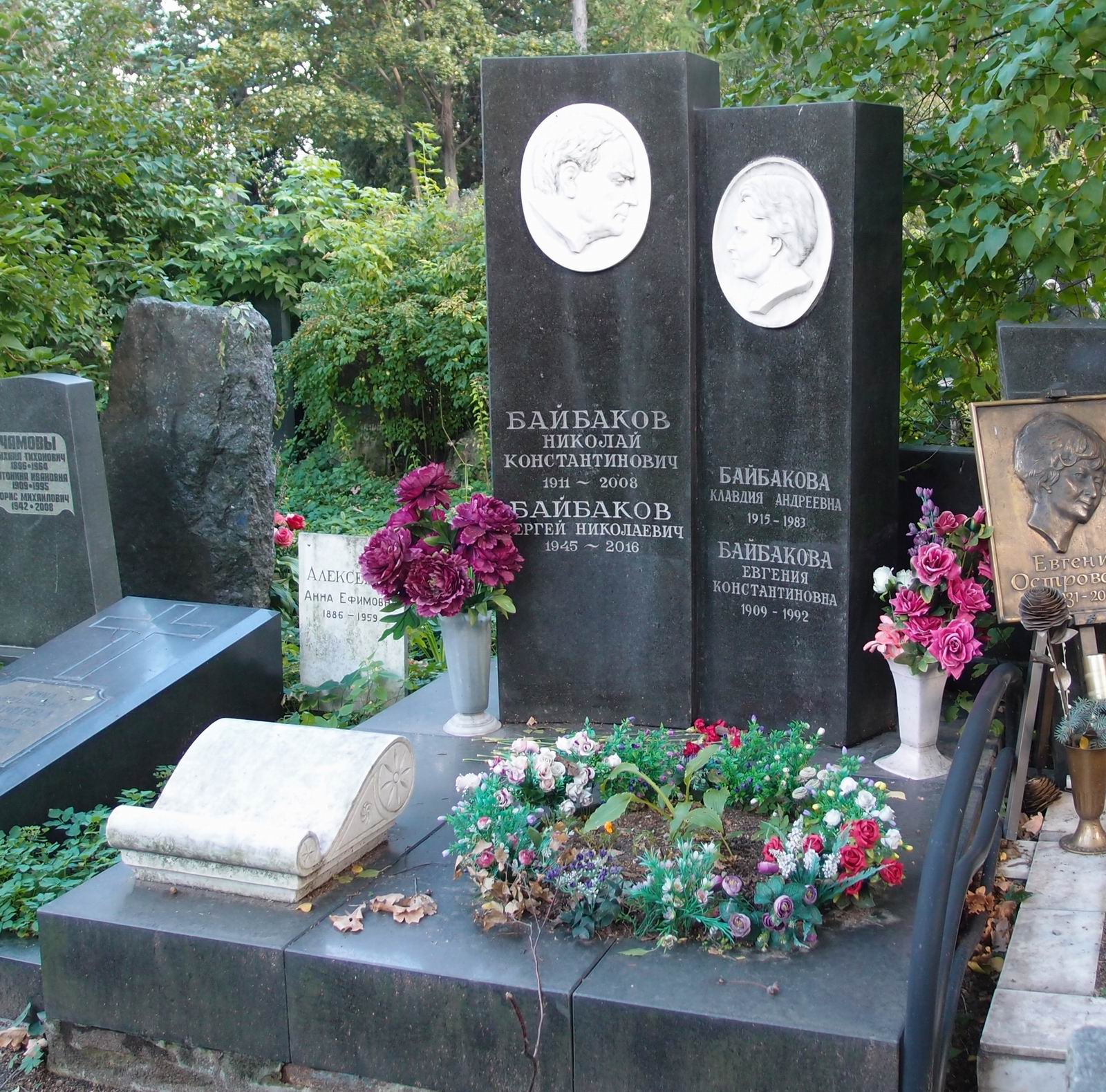 Памятник на могиле Байбакова Н.К. (1911-2008), на Новодевичьем кладбище (3-10-7). Нажмите левую кнопку мыши чтобы увидеть фрагмент памятника.