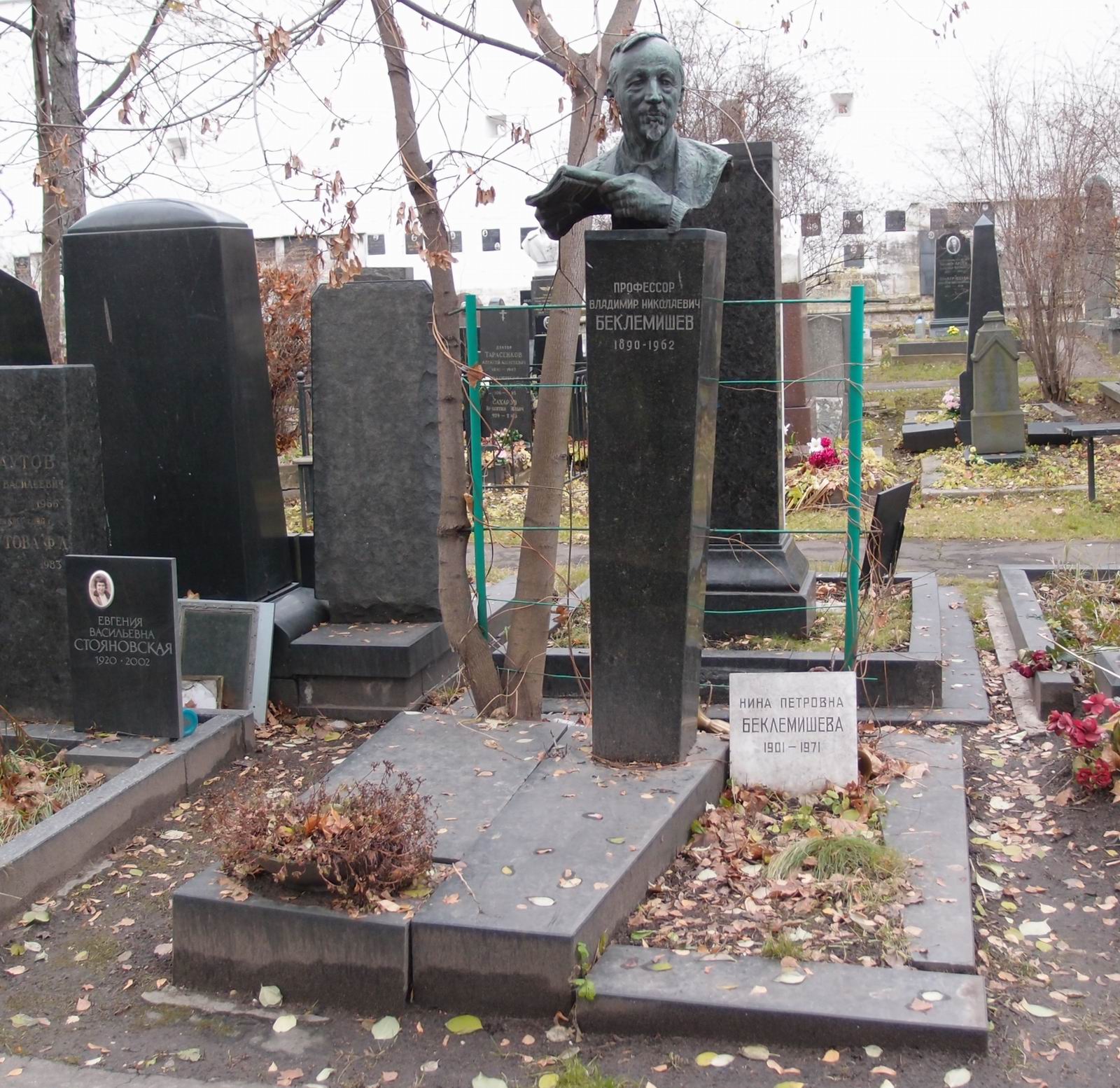 Памятник на могиле Беклемишева В.Н. (1890-1962), ск. З.Виленский, арх. М.Виленская, на Новодевичьем кладбище (3-61-9).