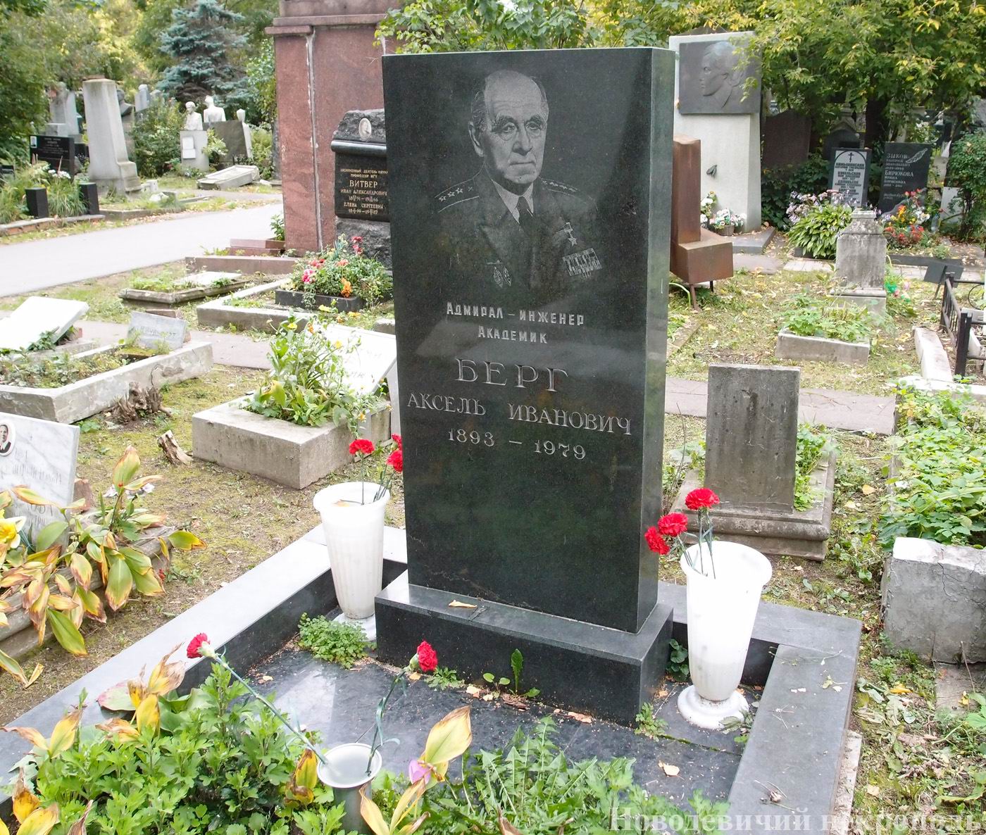 Памятник на могиле Берга А.И. (1893–1979), на Новодевичьем кладбище (3–17–4).