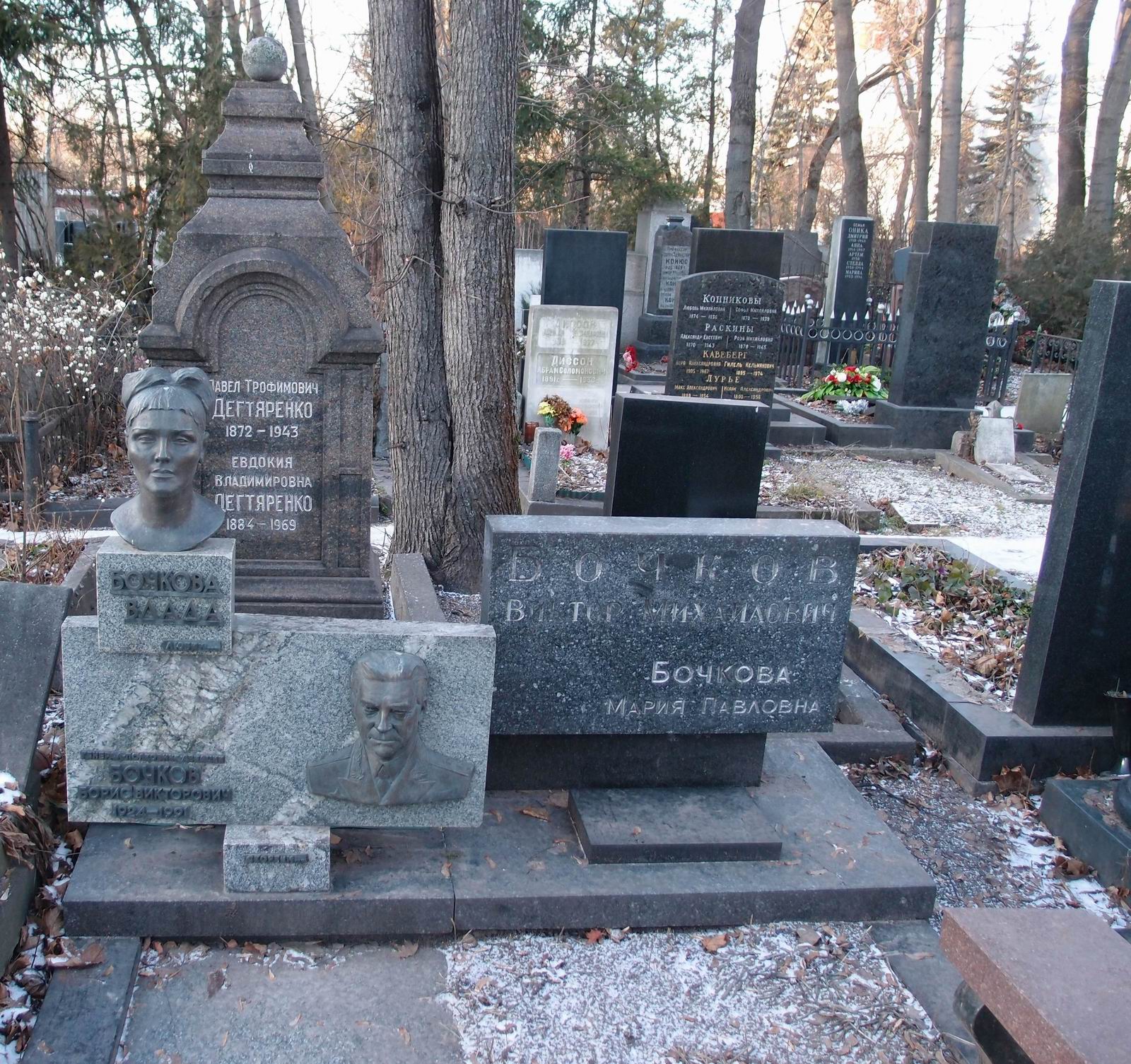 Памятник на могиле Бочковых В.М. (1900-1981) и Б.В. (1924-1991), ск. А.Шатерников (памятник Б.В.Бочкову), на Новодевичьем кладбище (3-31-4).