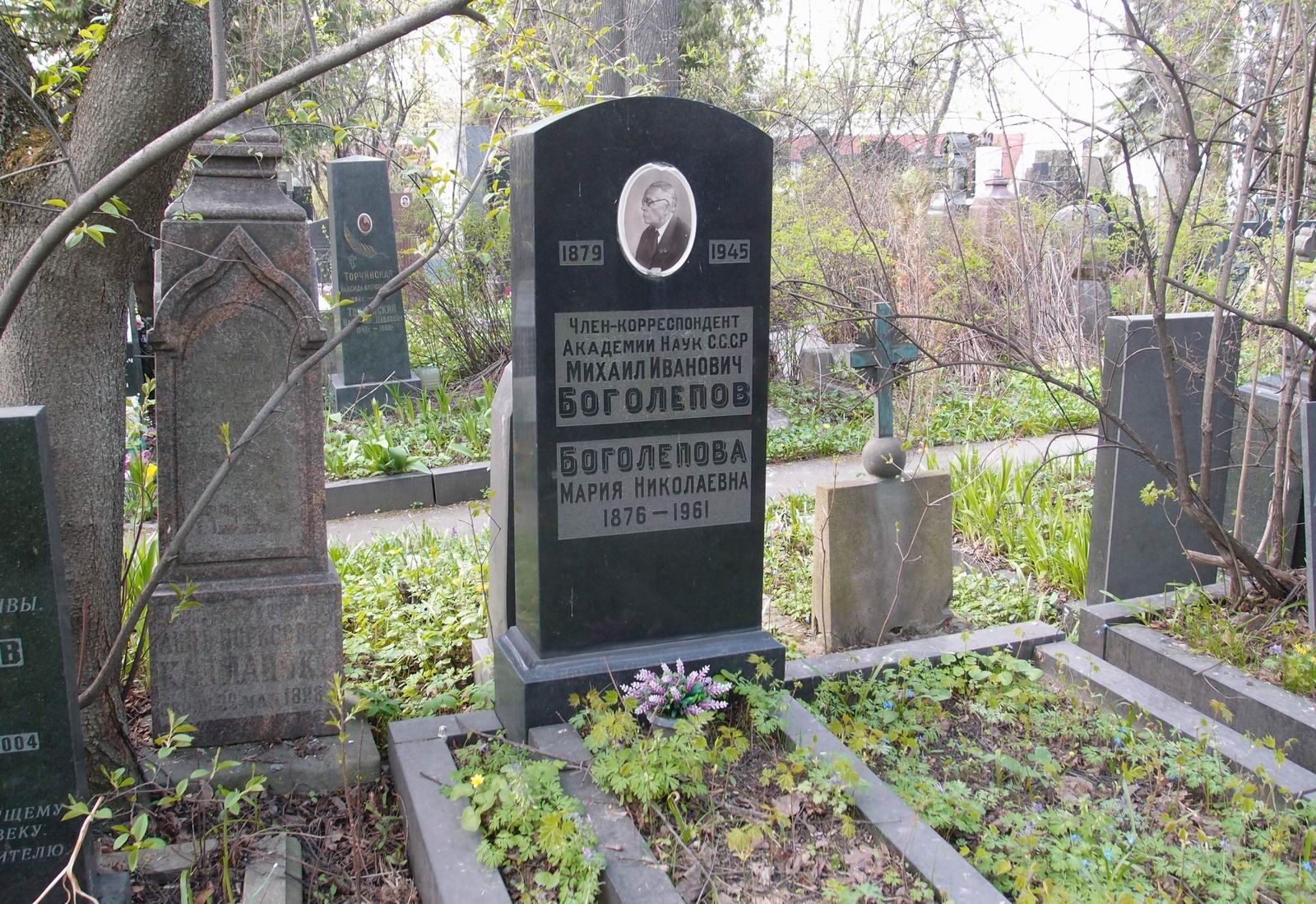 Памятник на могиле Боголепова М.И. (1879–1945), на Новодевичьем кладбище (3–47–7).