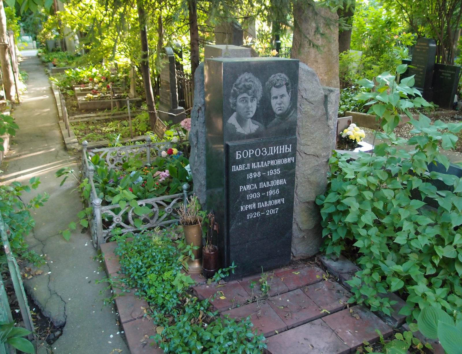Памятник на могиле Бороздина П.И. (1898-1935), на Новодевичьем кладбище (3-37-12).