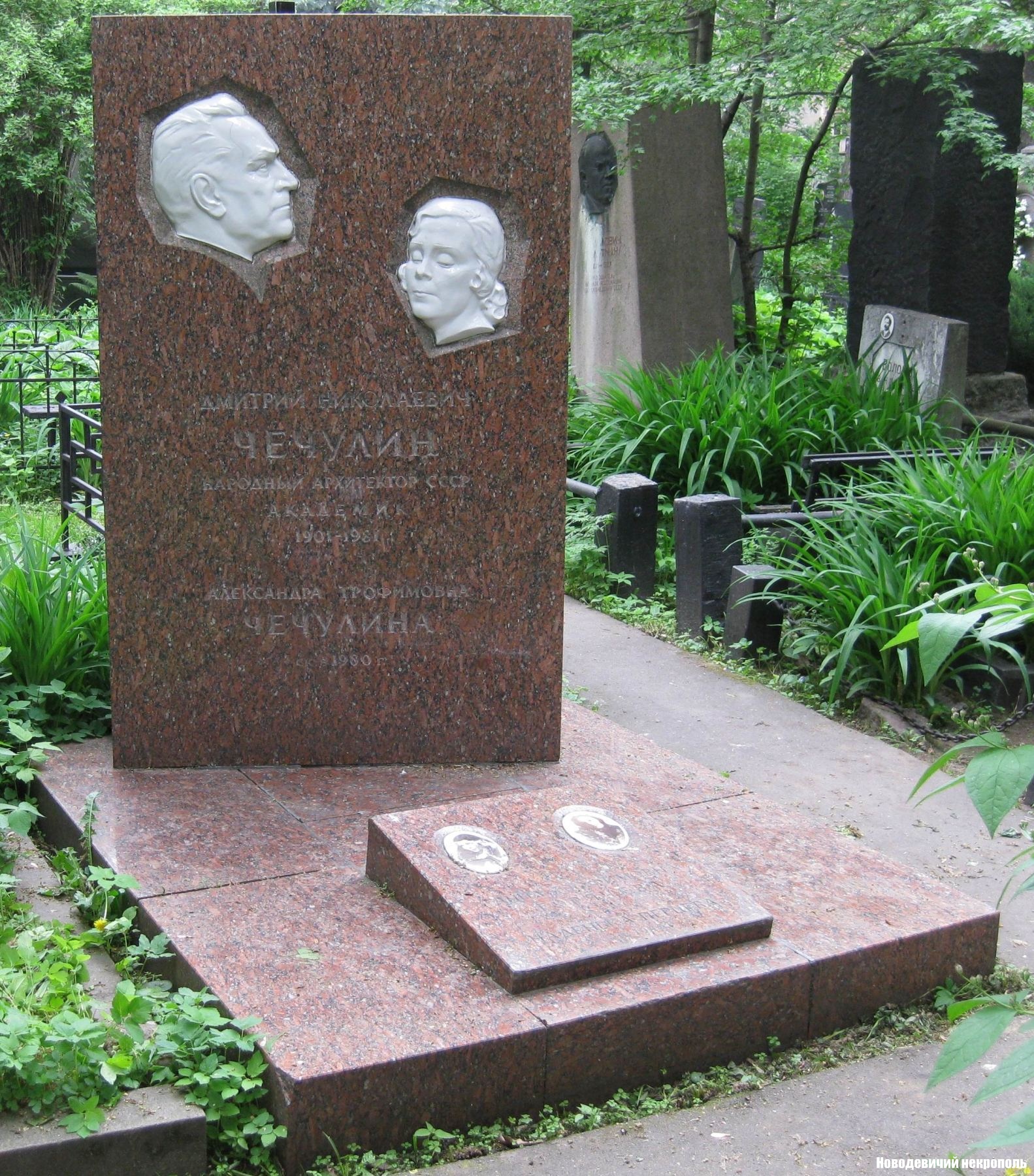 Памятник на могиле Чечулина Д.Н. (1901-1981), ск. Г.Чечулина, арх. О.Великорецкий, на Новодевичьем кладбище (3-17-12).