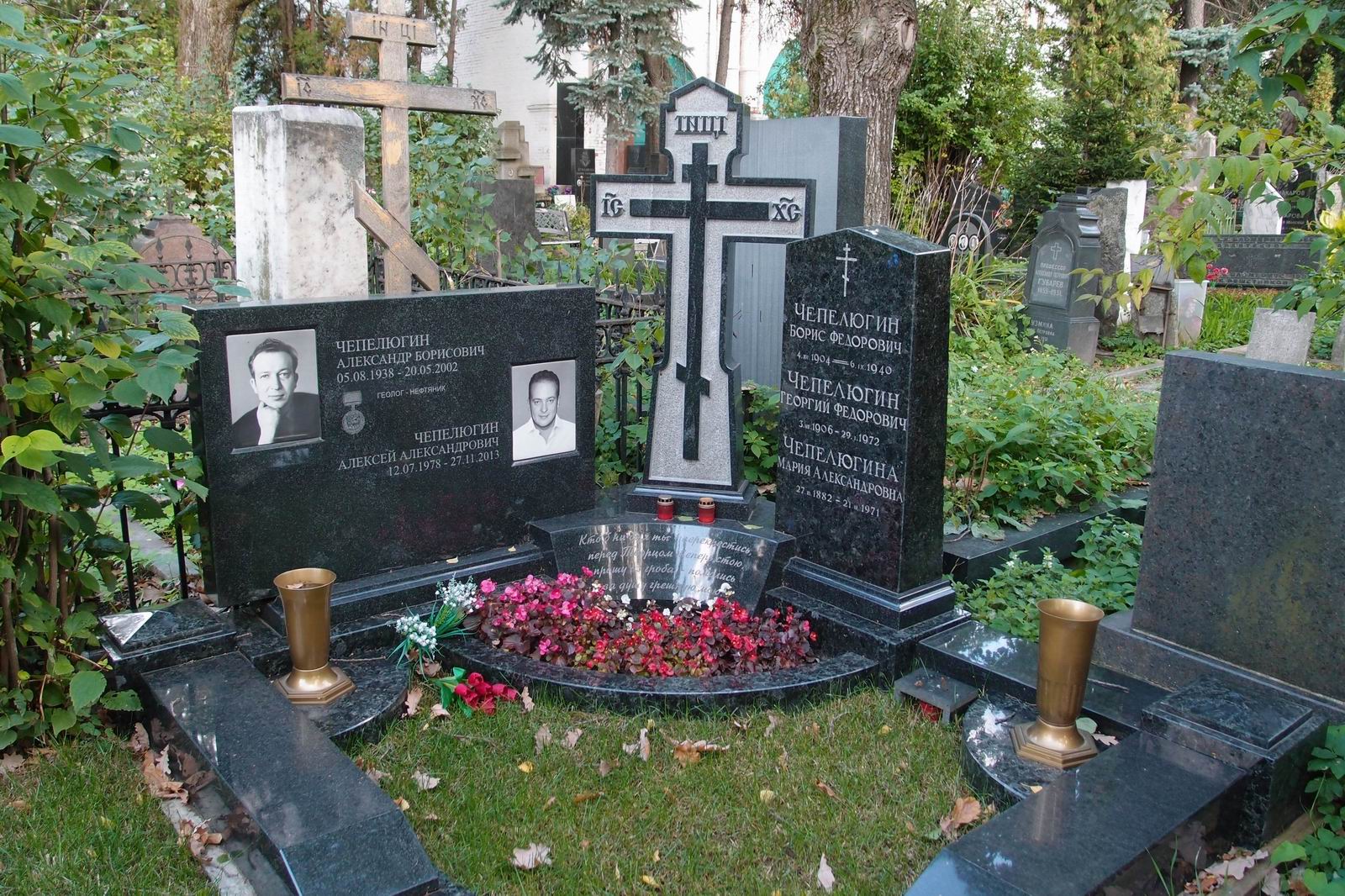 Памятник на могиле Чепелюгина Б.Ф. (1904–1940), на Новодевичьем кладбище (3–10–14).