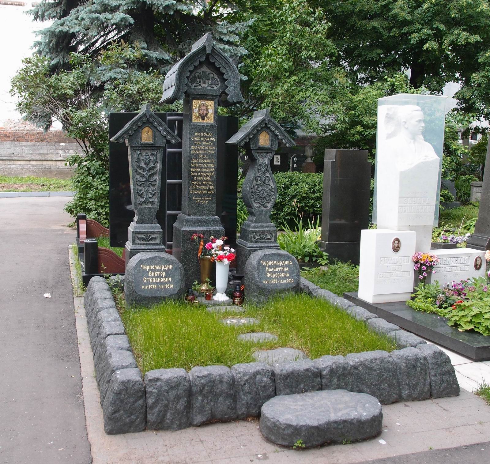 Памятник на могиле Черномырдина В.С. (1938-2010), на Новодевичьем кладбище (3-61-31).