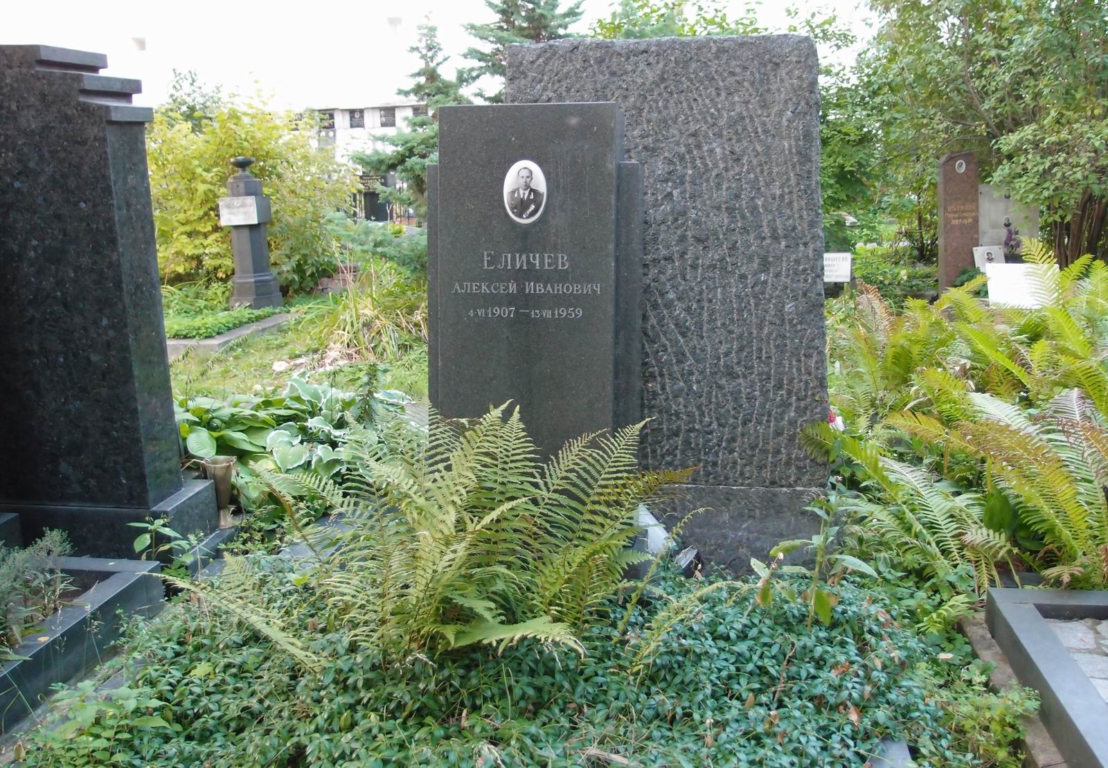 Памятник на могиле Еличева А.И. (1907-1959), на Новодевичьем кладбище (3-61-21).
