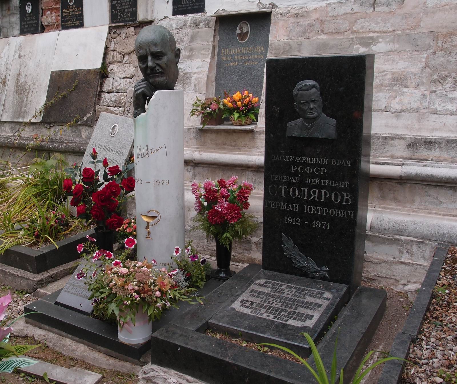 Памятник на могиле Евдокимова А.И. (1883–1979), на Новодевичьем кладбище (3–65–3а).