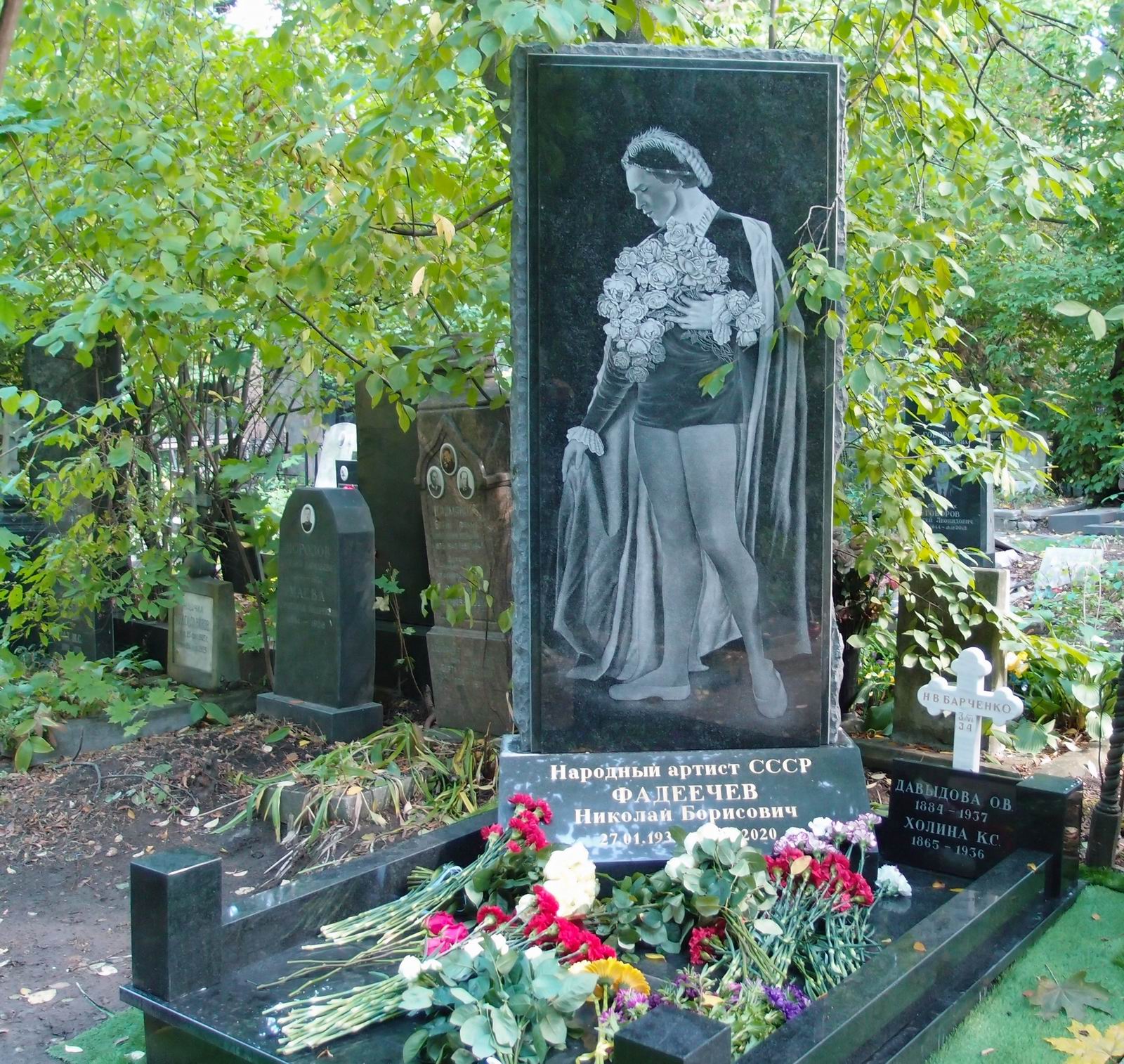 Памятник на могиле Фадеечева Н.Б. (1933–2020), ск. Е.Карамова, на Новодевичьем кладбище (3–48–4).