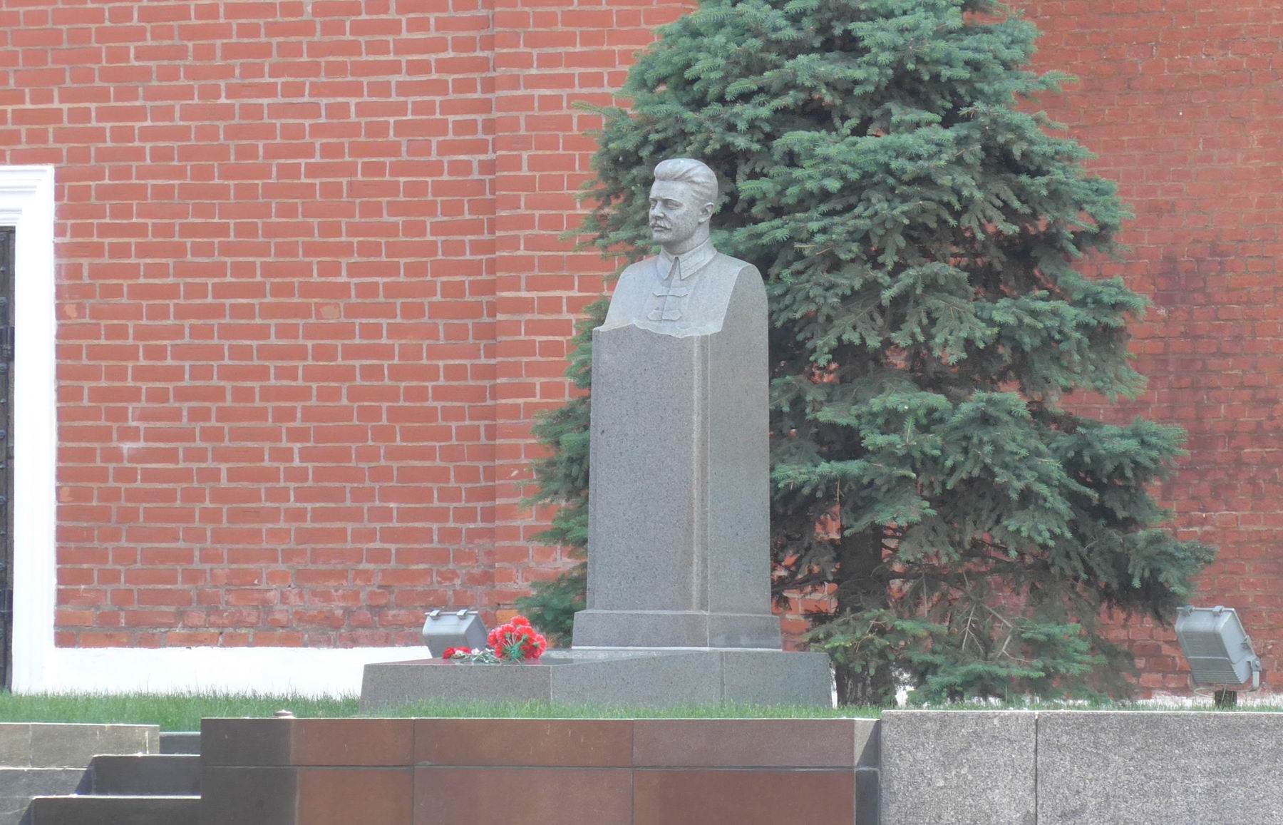 Памятник на могиле Фрунзе М.В. (1885-1925), ск. С.Д.Меркуров, в Некрополе у Кремлёвской стены.