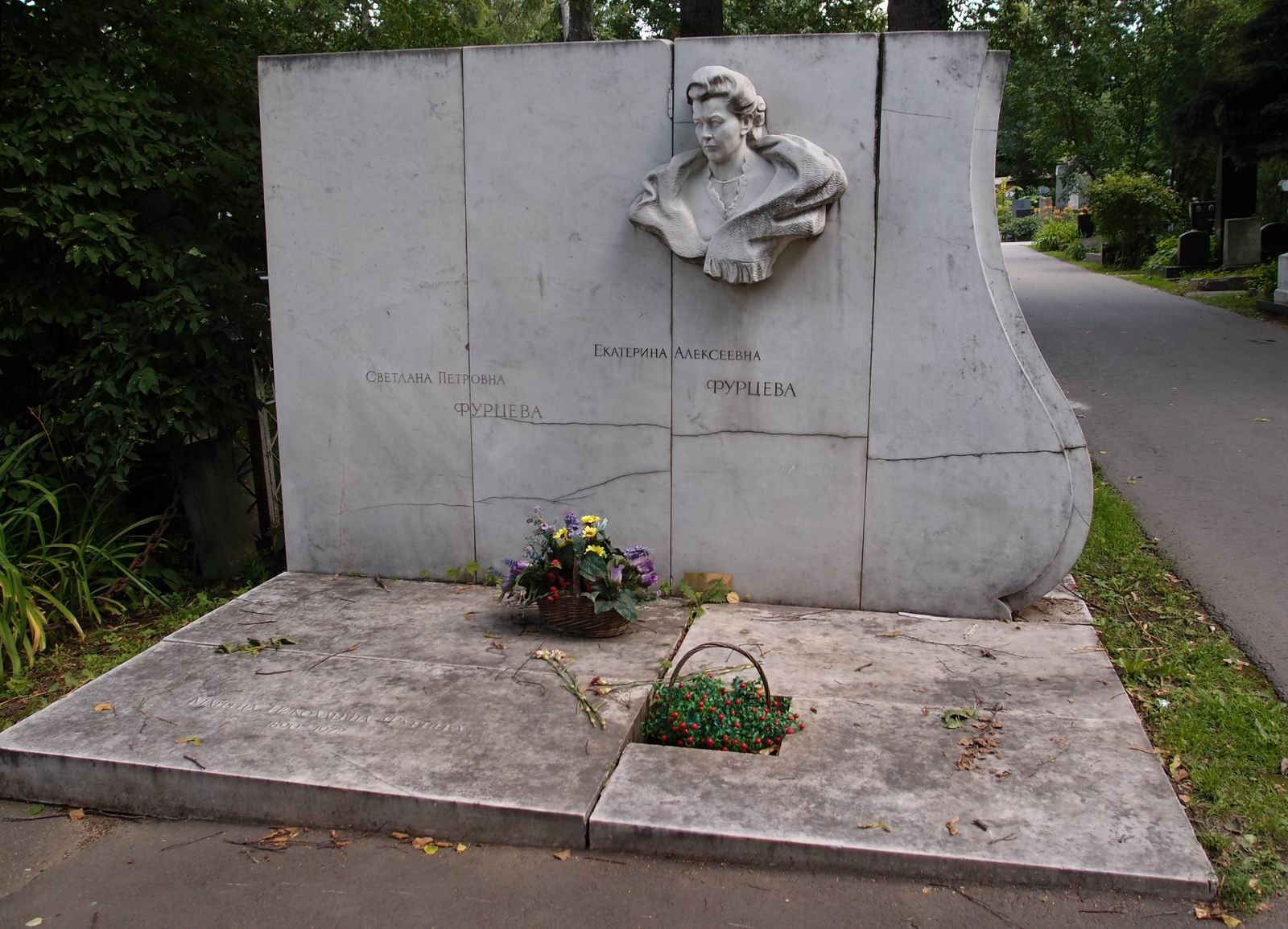 Памятник на могиле Фурцевой Е.А. (1910-1974), ск. Л.Кербель, на Новодевичьем кладбище (3-14-1). Нажмите левую кнопку мыши чтобы увидеть фрагмент памятника.