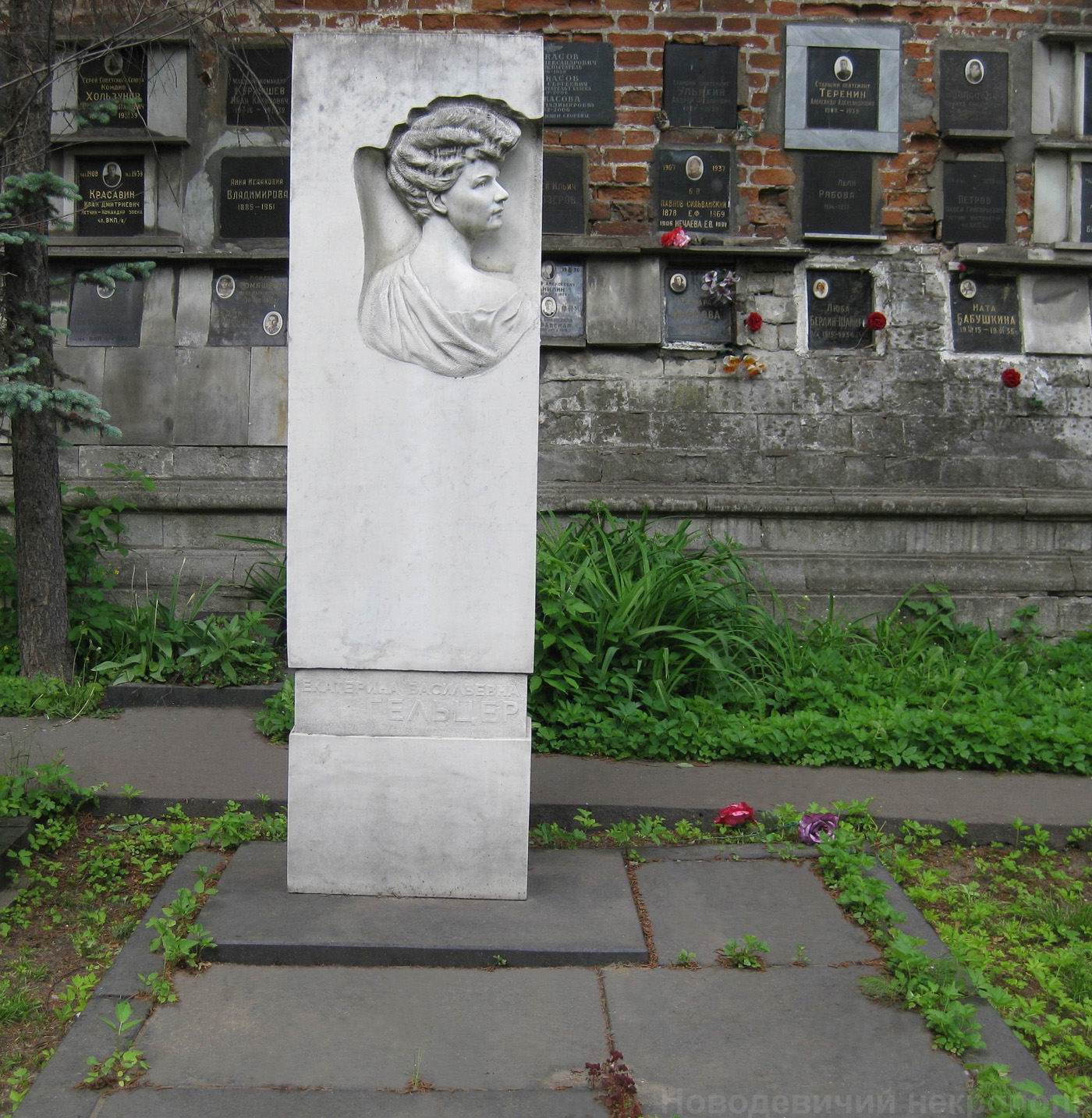 Памятник на могиле Гельцер Е.В. (1876-1962), ск. А.В.Пекарев, на Новодевичьем кладбище (3-65-7).