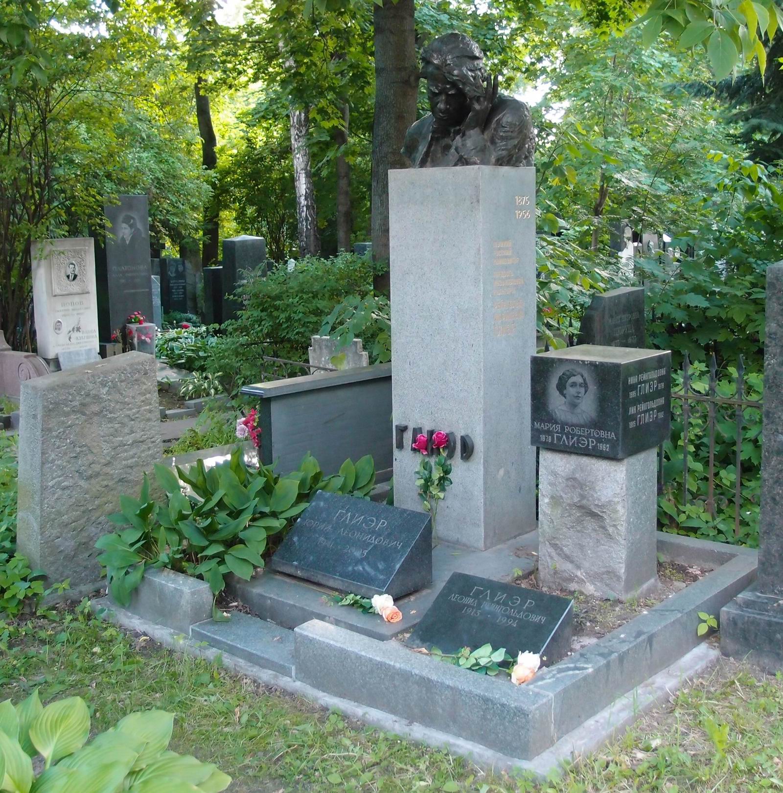 Памятник на могиле Глиэра Р.М. (1875–1956), ск. М.Аникушин, арх. В.Петров, на Новодевичьем кладбище (3–63–39а). Нажмите левую кнопку мыши чтобы увидеть фрагмент памятника.