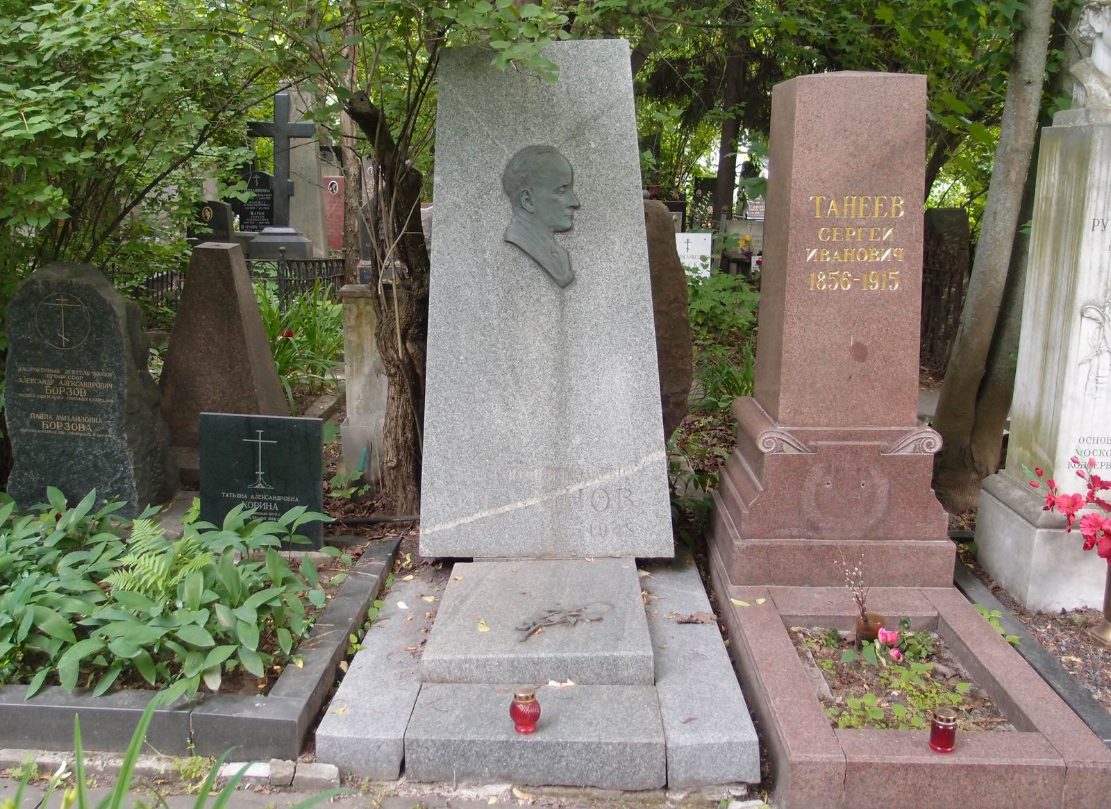 Памятник на могиле Игумнова К.Н. (1873–1948), на Новодевичьем кладбище (3–40–4).
