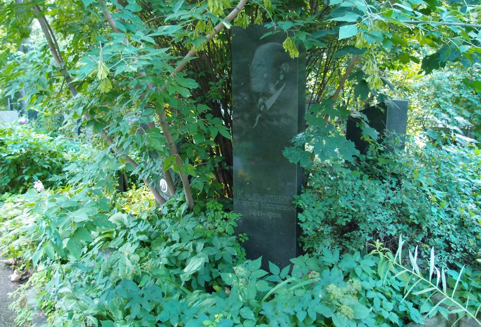 Памятник на могиле Кадышева С.И. (1911-1974), арх. И.Студеникин, на Новодевичьем кладбище (3-11-10).