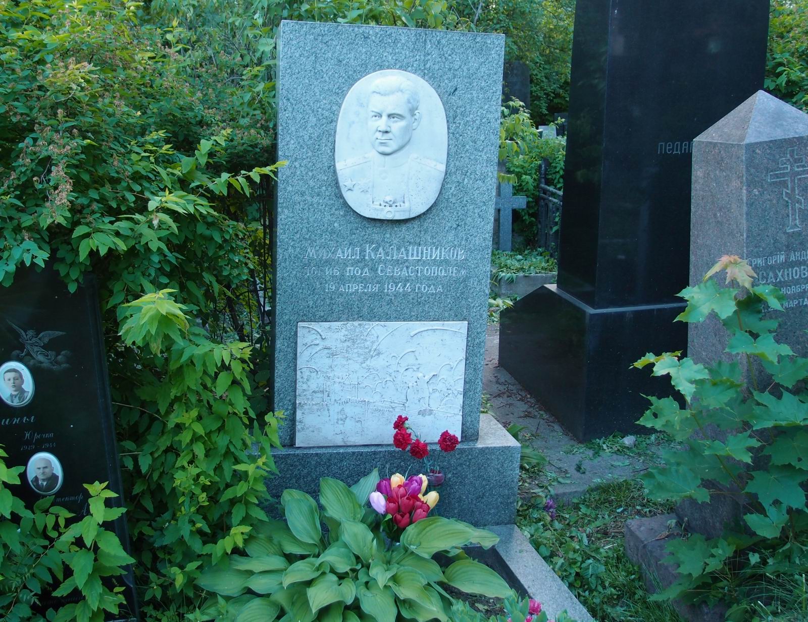 Памятник на могиле Калашникова М.М. (1906-1944), на Новодевичьем кладбище (3-5-4). Нажмите левую кнопку мыши чтобы увидеть фрагмент памятника.