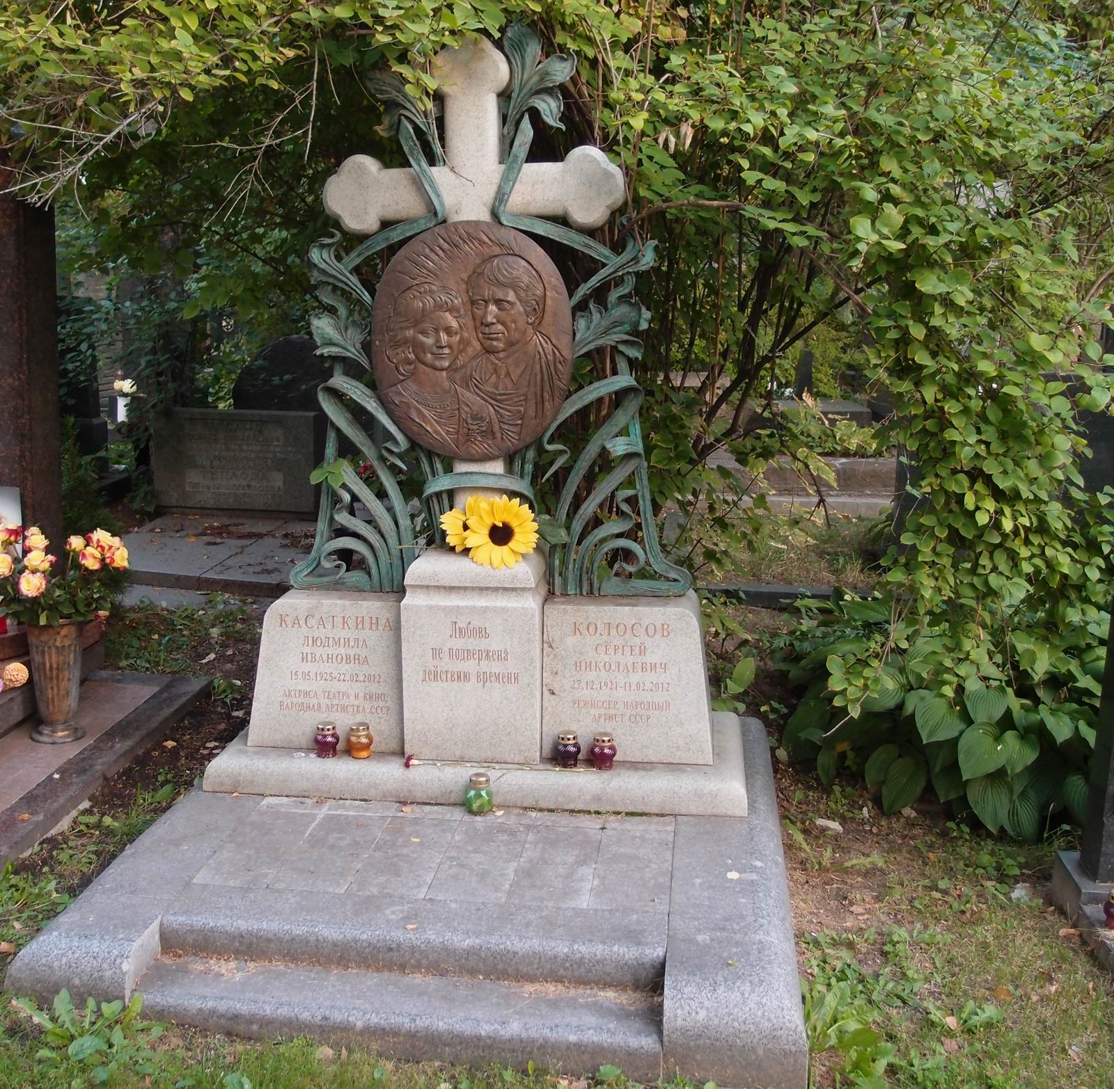 Памятник на могиле Колосова С.Н. (1921–2012), ск. Д.Успенская, В.Шанов, на Новодевичьем кладбище (3–58а–2).