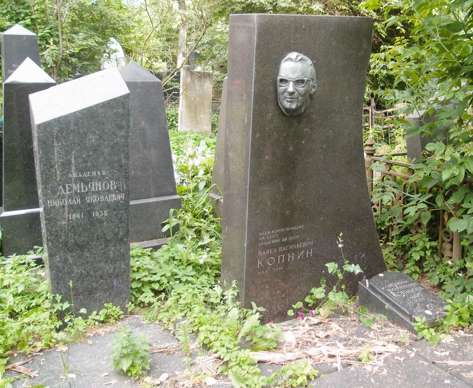 Памятник на могиле Копнина П.В. (1922–1971), ск. Г.Распопов, арх. Ю.Соколов, на Новодевичьем кладбище (3–20–7).