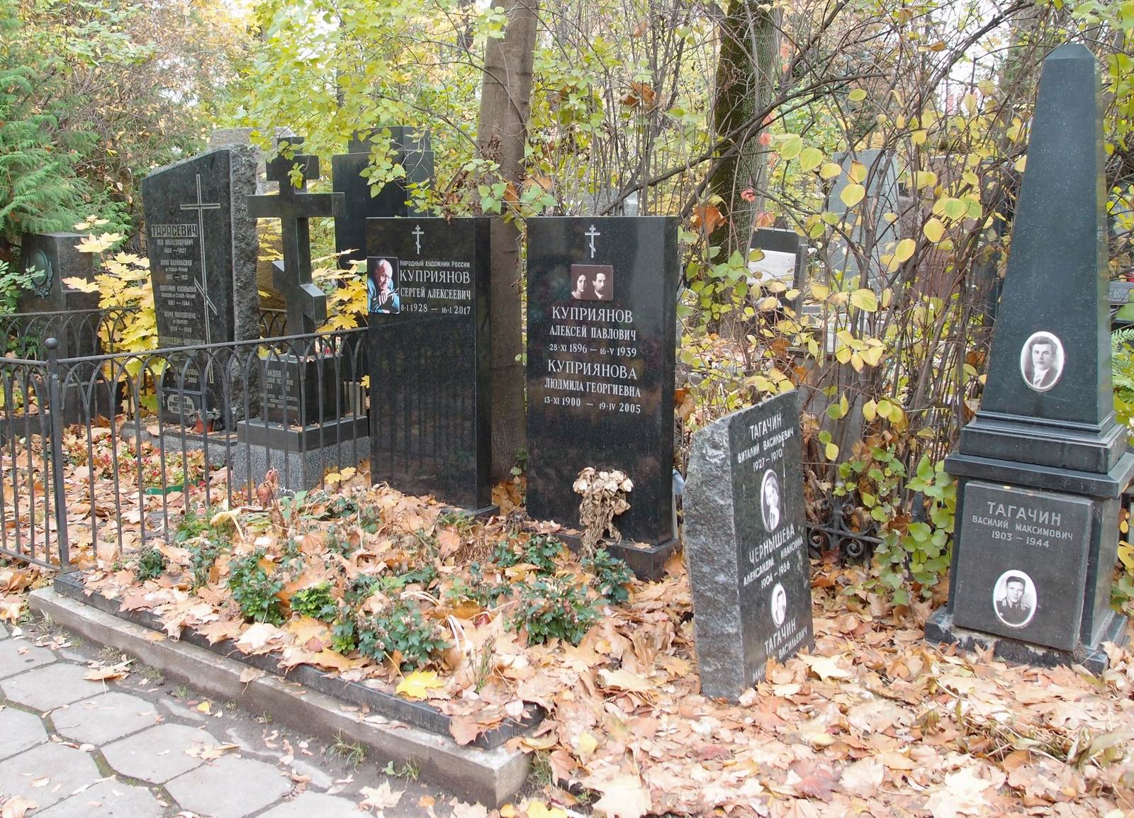 Памятник на могиле Куприяновых А.П. (1896–1939) и С.А. (1928–2017), на Новодевичьем кладбище (3–44–2).