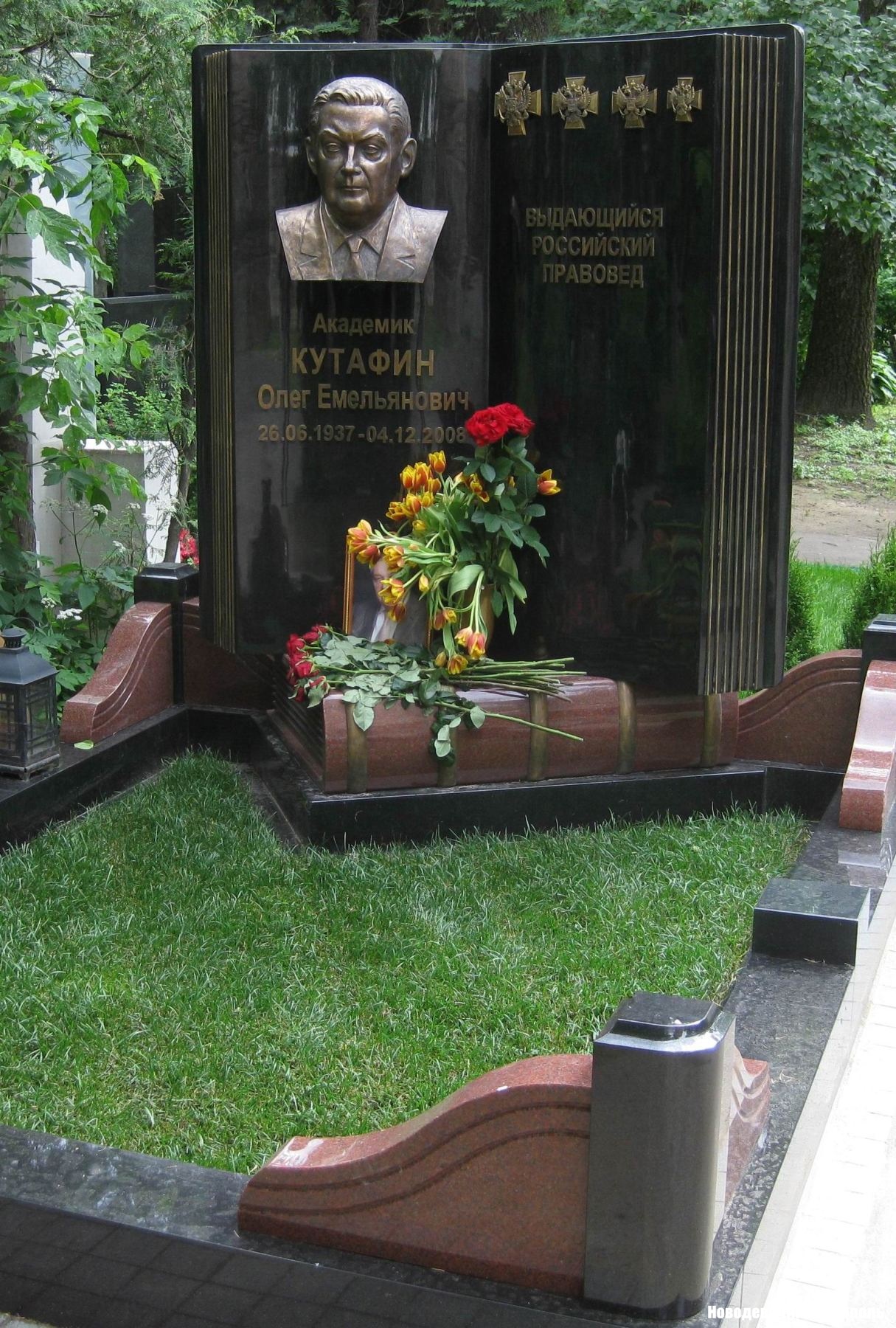 Памятник на могиле Кутафина О.Е. (1937-2008), на Новодевичьем кладбище (3-62-57).