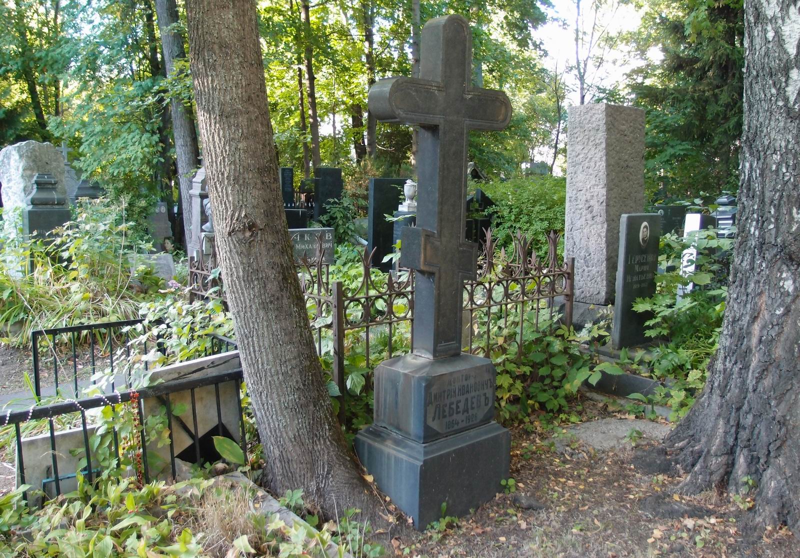 Памятник на могиле Лебедева Д.И. (1864-1926), на Новодевичьем кладбище (3-29-2).